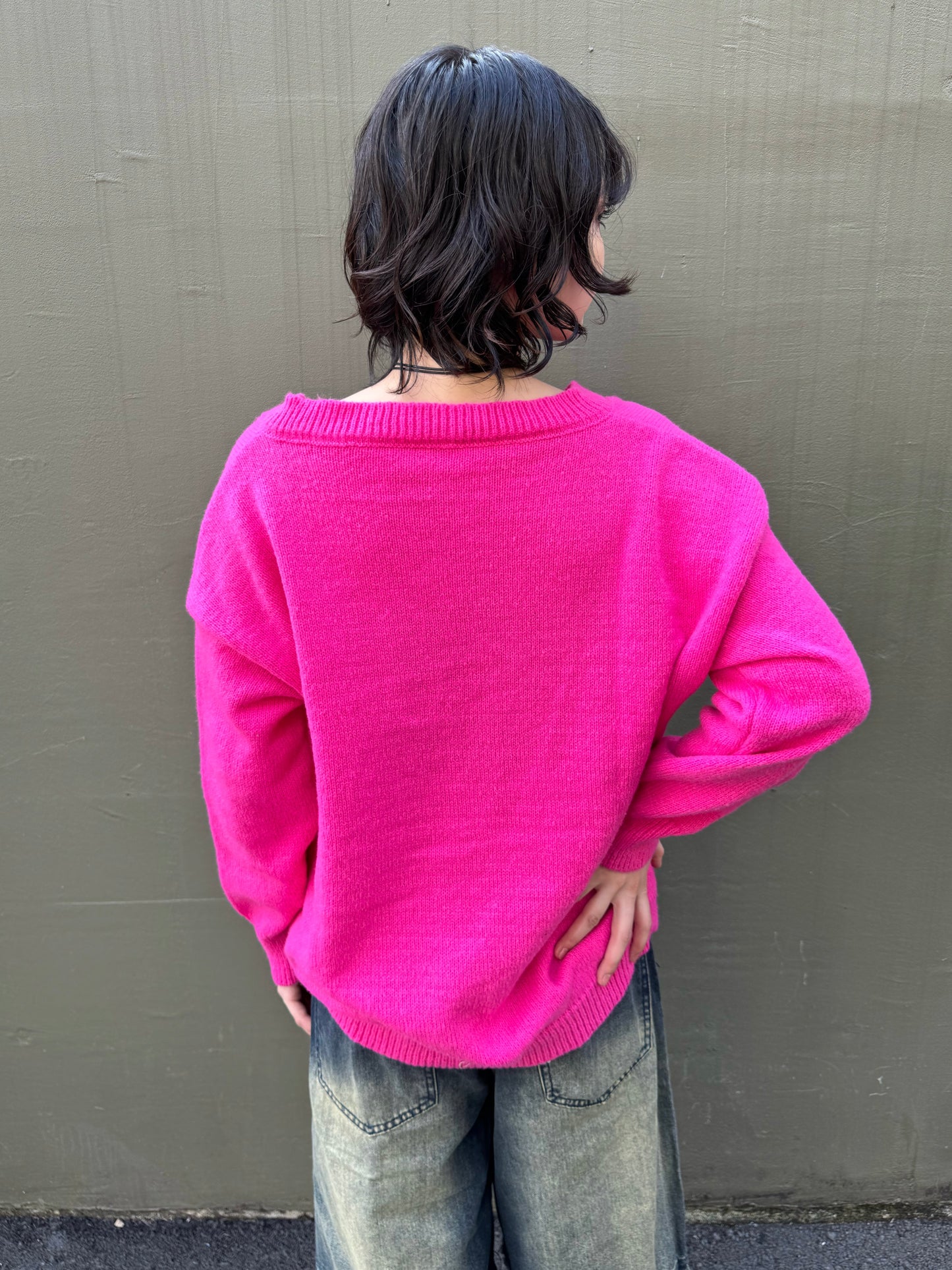 ビビットピンクVネックニット DPA20440