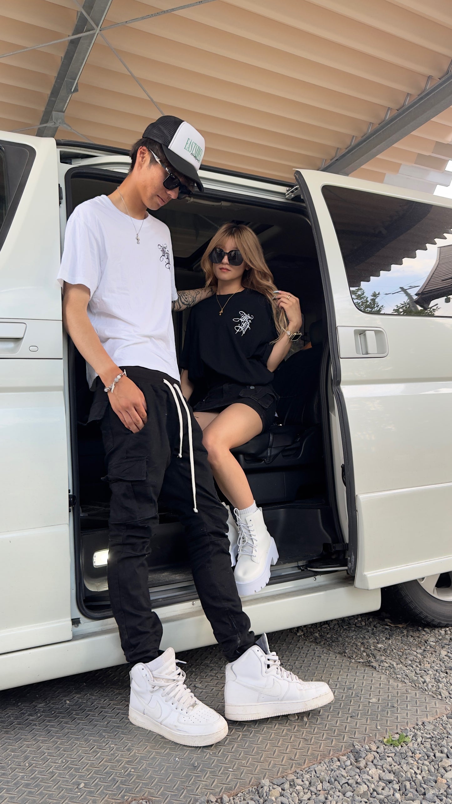 ユニセックスゴシックロゴTシャツ DPB42411