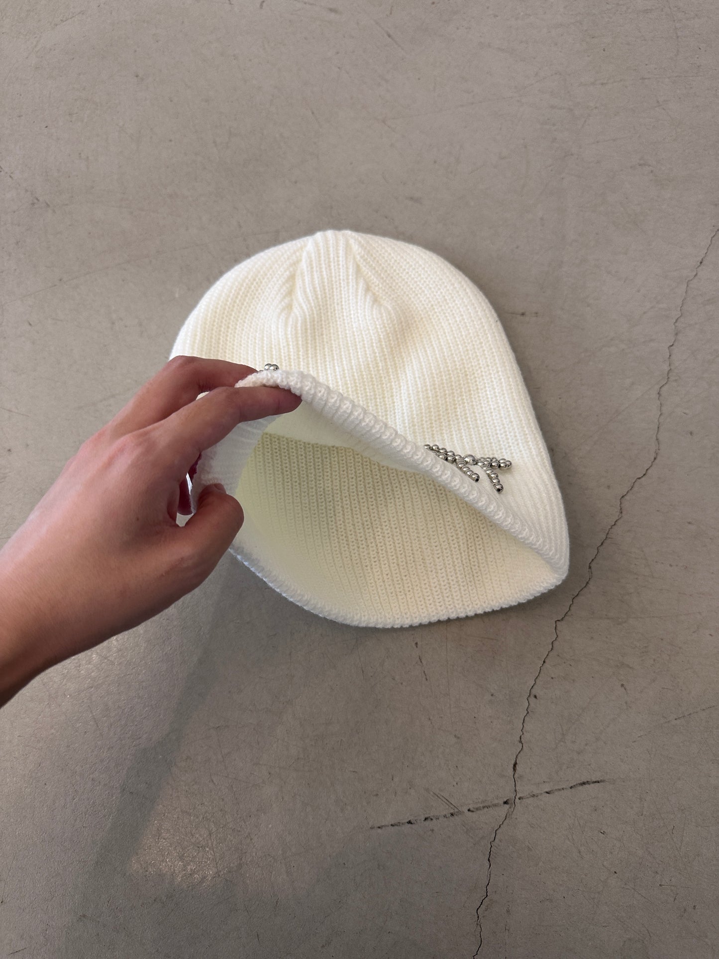 ホワイトリボンビーニー DPB43329