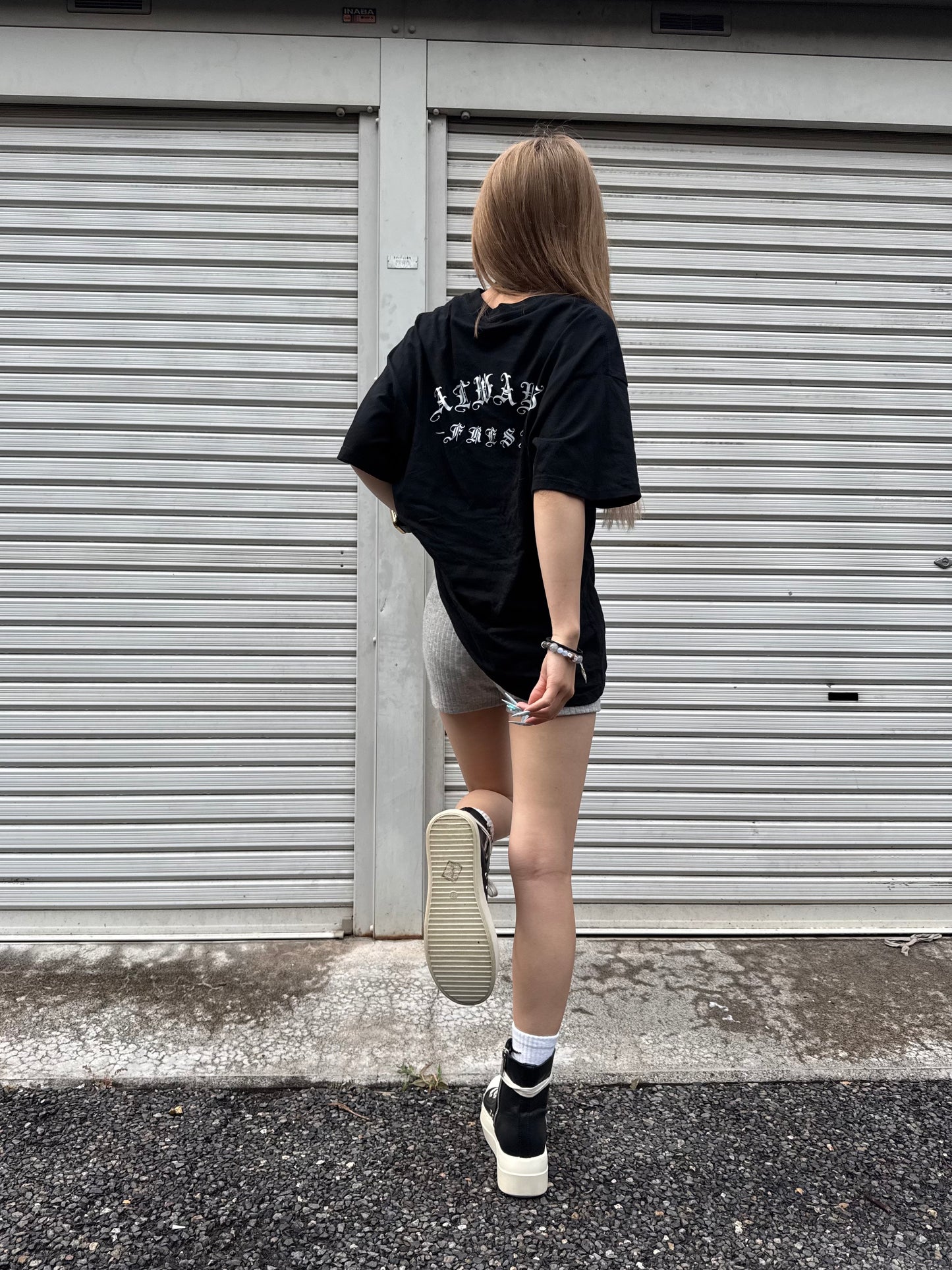 ユニセックスゴシックロゴTシャツ DPB42411