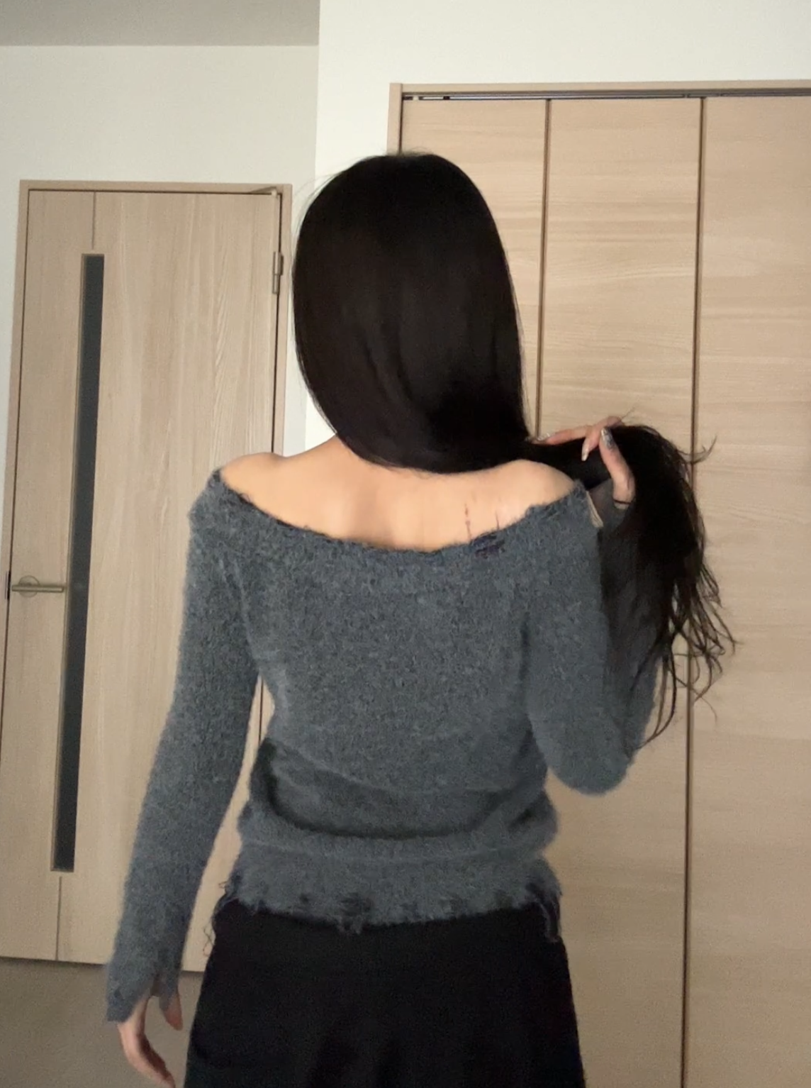 オフショルダーグレーニット DPB69036