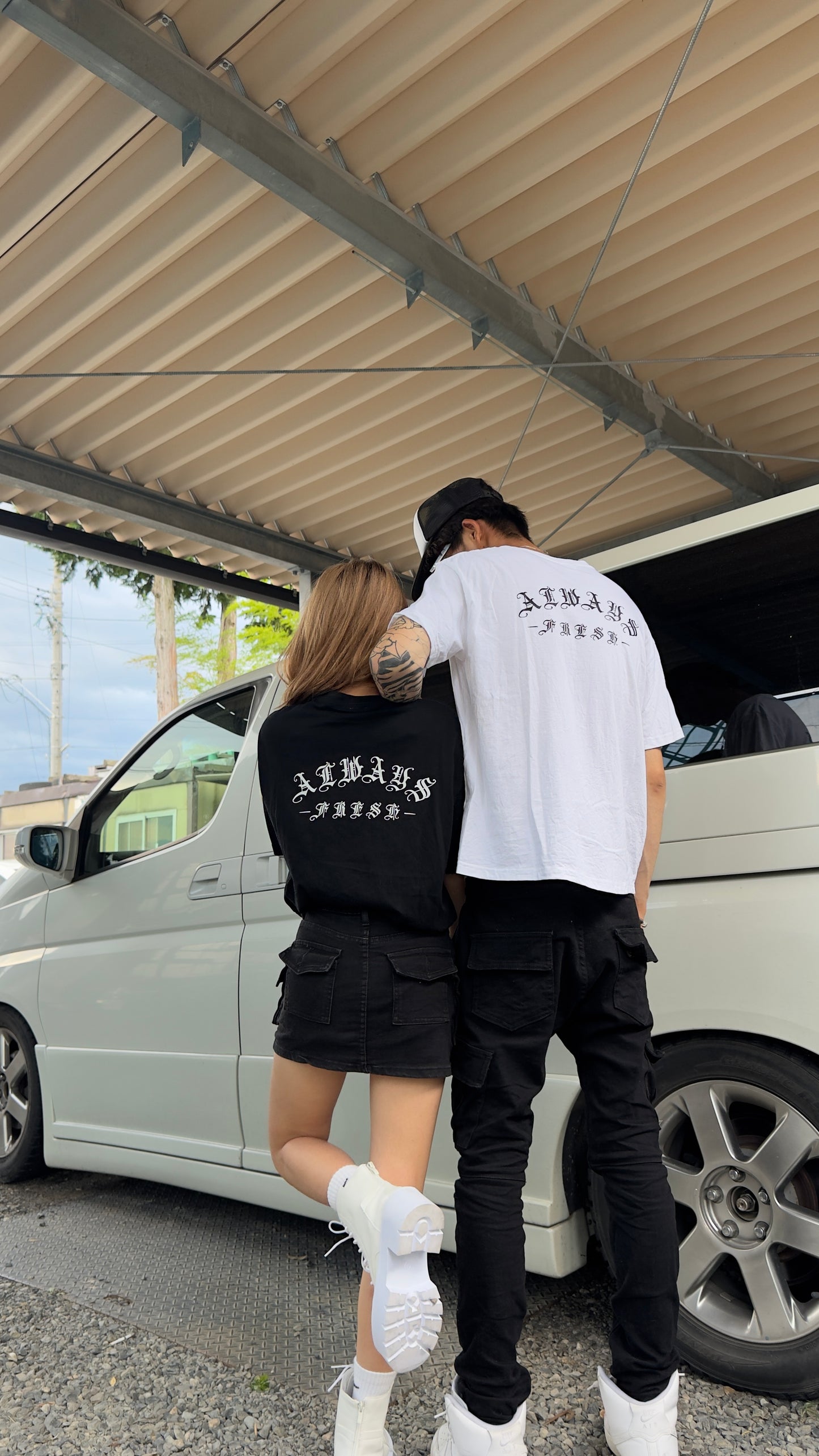 ユニセックスゴシックロゴTシャツ DPB42411