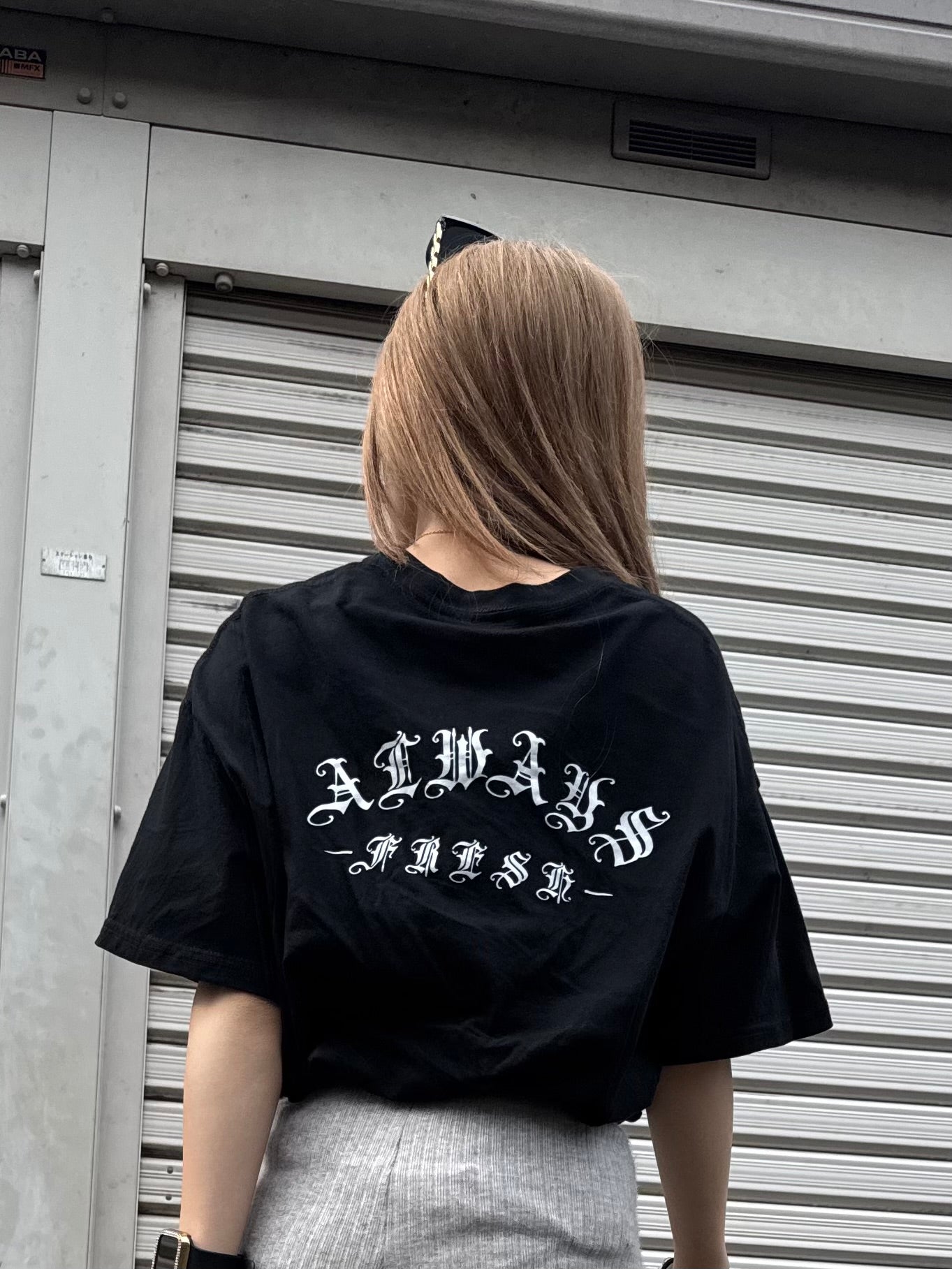 ユニセックスゴシックロゴTシャツ DPB42411