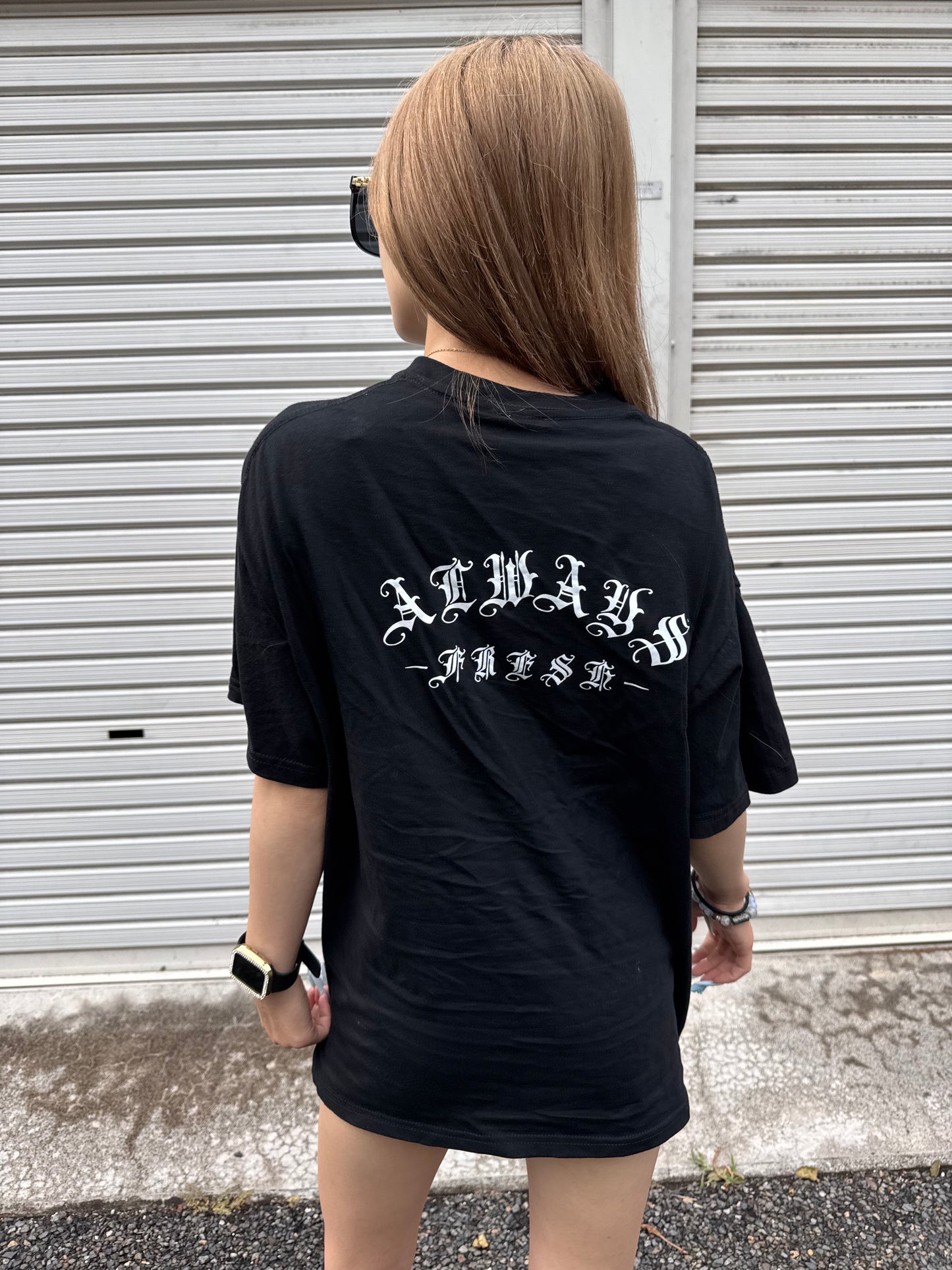 ユニセックスゴシックロゴTシャツ DPB42411