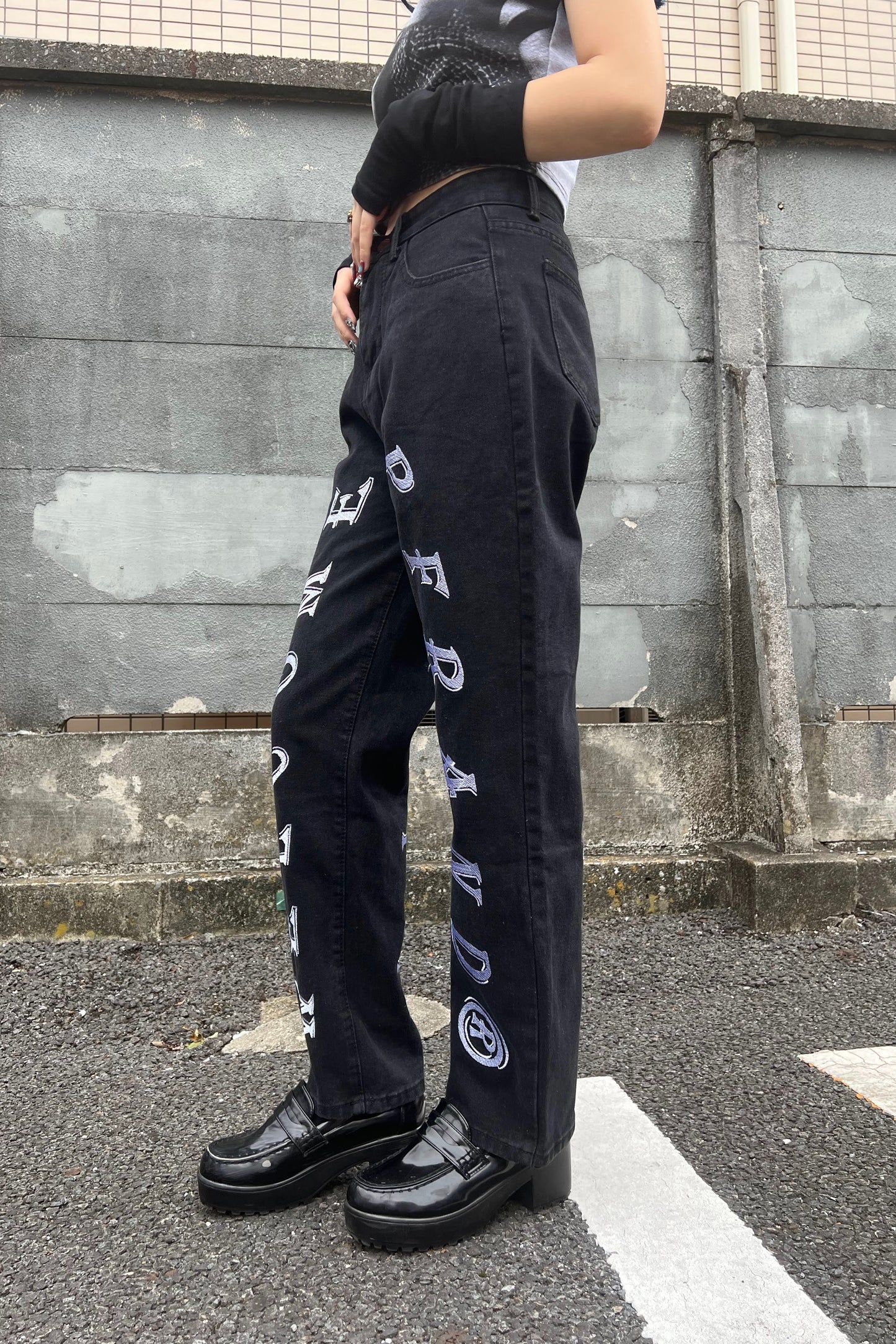 ロゴ刺繍デニムパンツ DPA72050