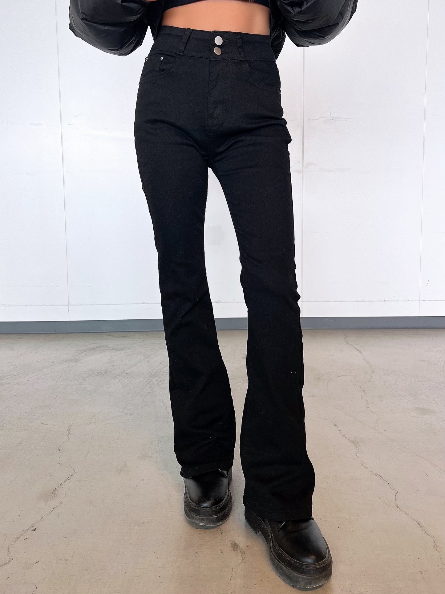 ブーツカットブラックデニムパンツ DPB10053