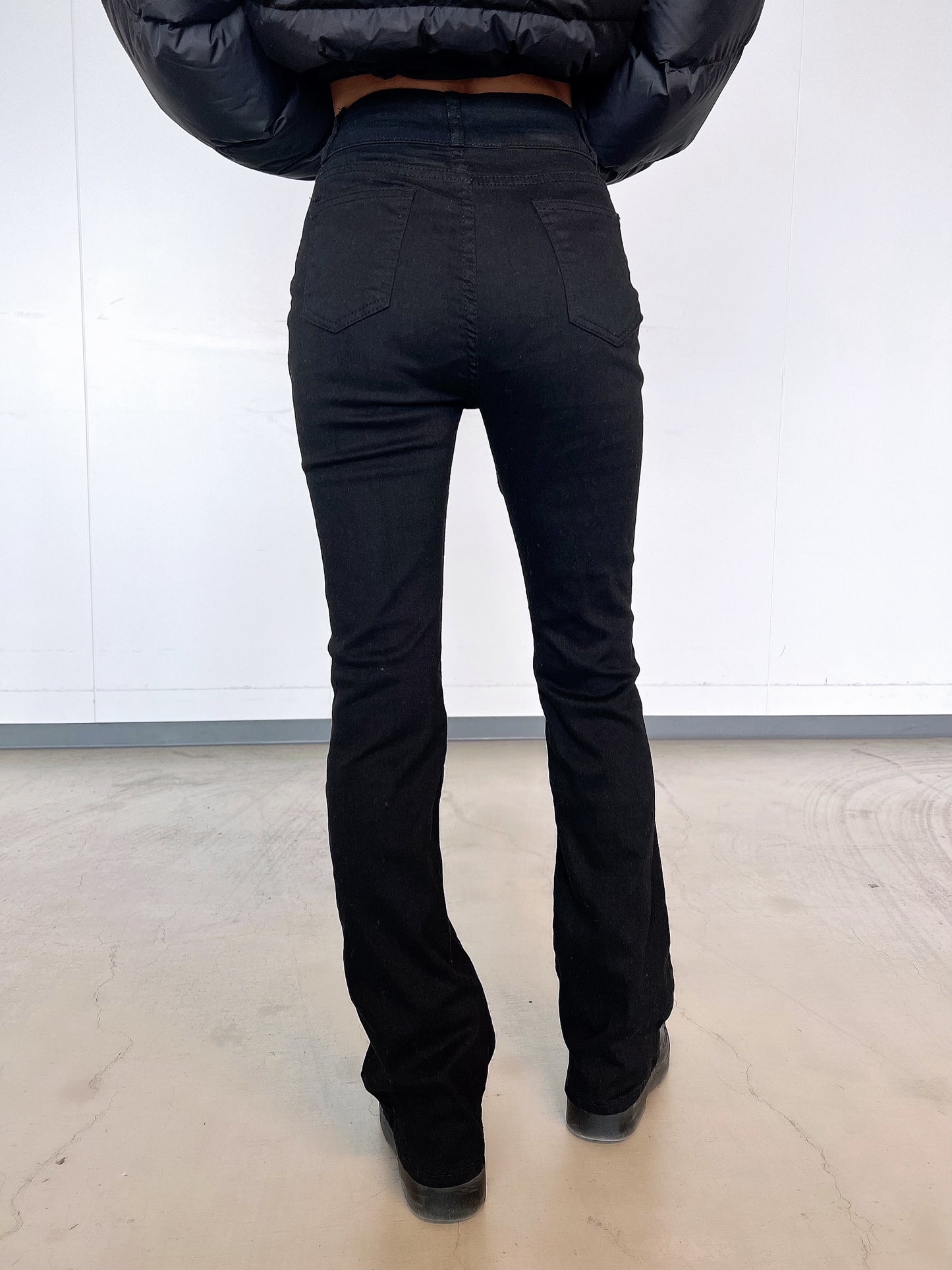 ブーツカットブラックデニムパンツ DPB10053