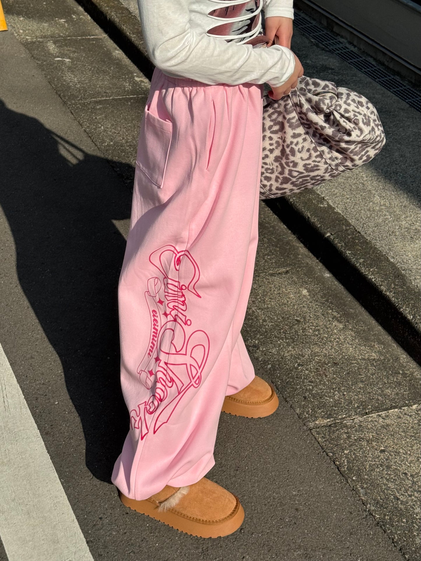 サイドグラフィックワイドスウェットパンツ DPB86206