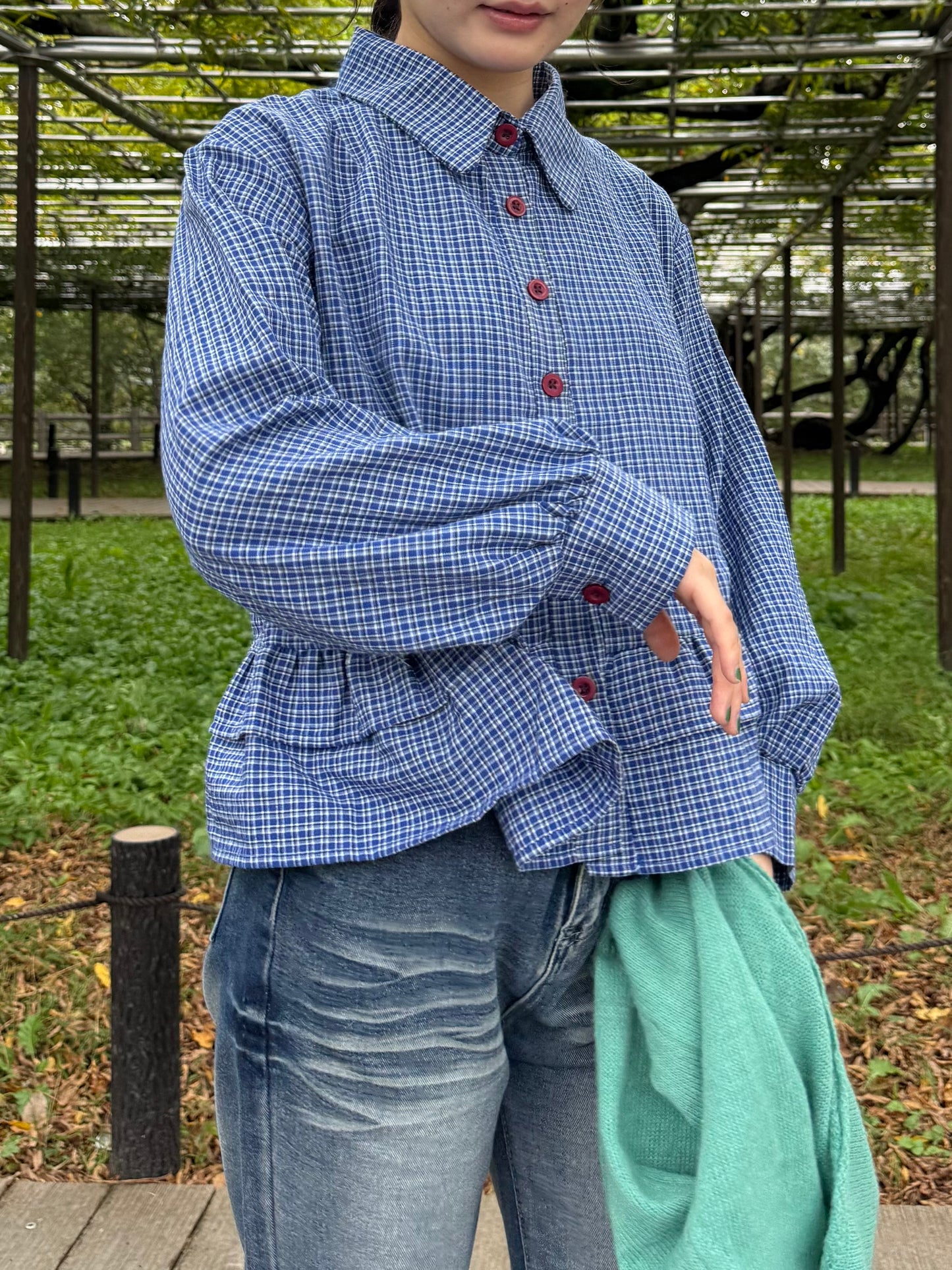 レッドボタンフリルチェックシャツ DPA43663