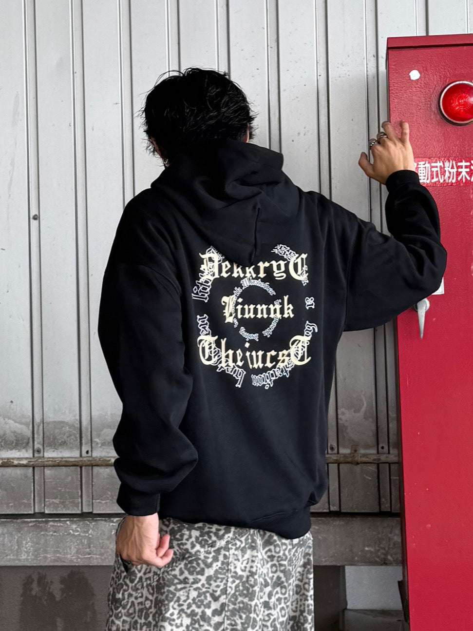 ゴシックレタリングパーカー DPB90038