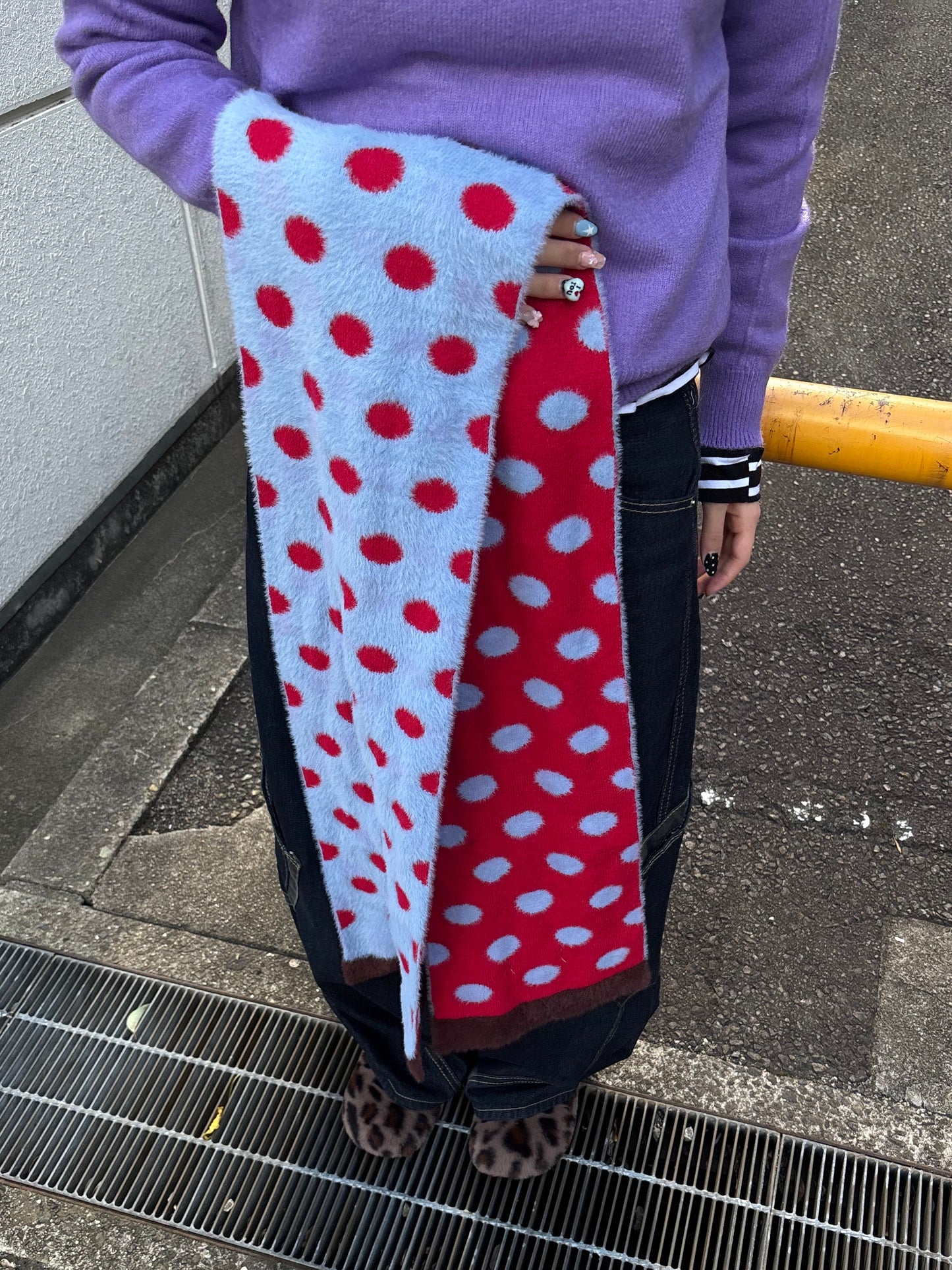 リバーシブルミディアムドットマフラー DPB89108