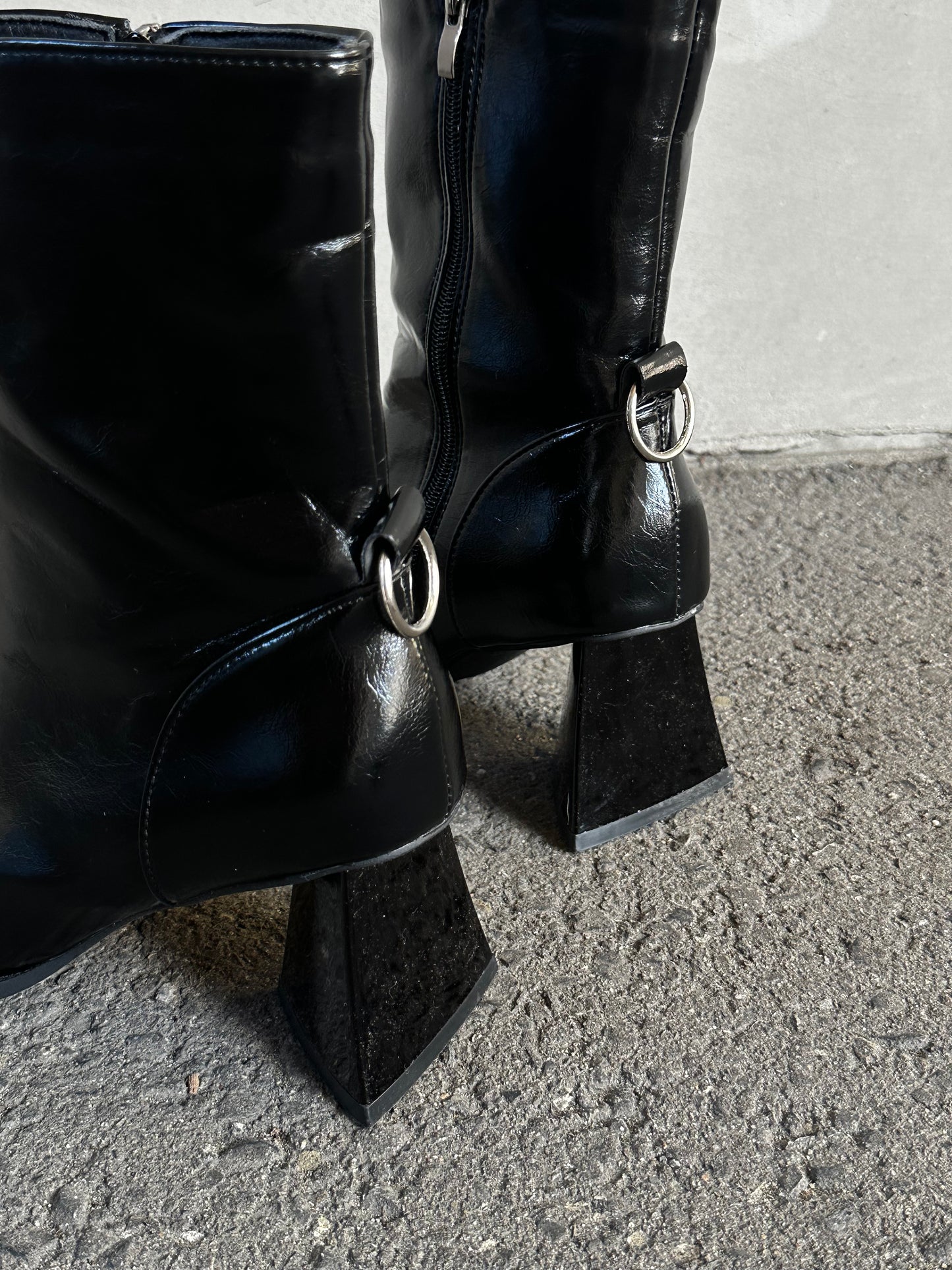 ポインテッドトゥブーツ DPB26671