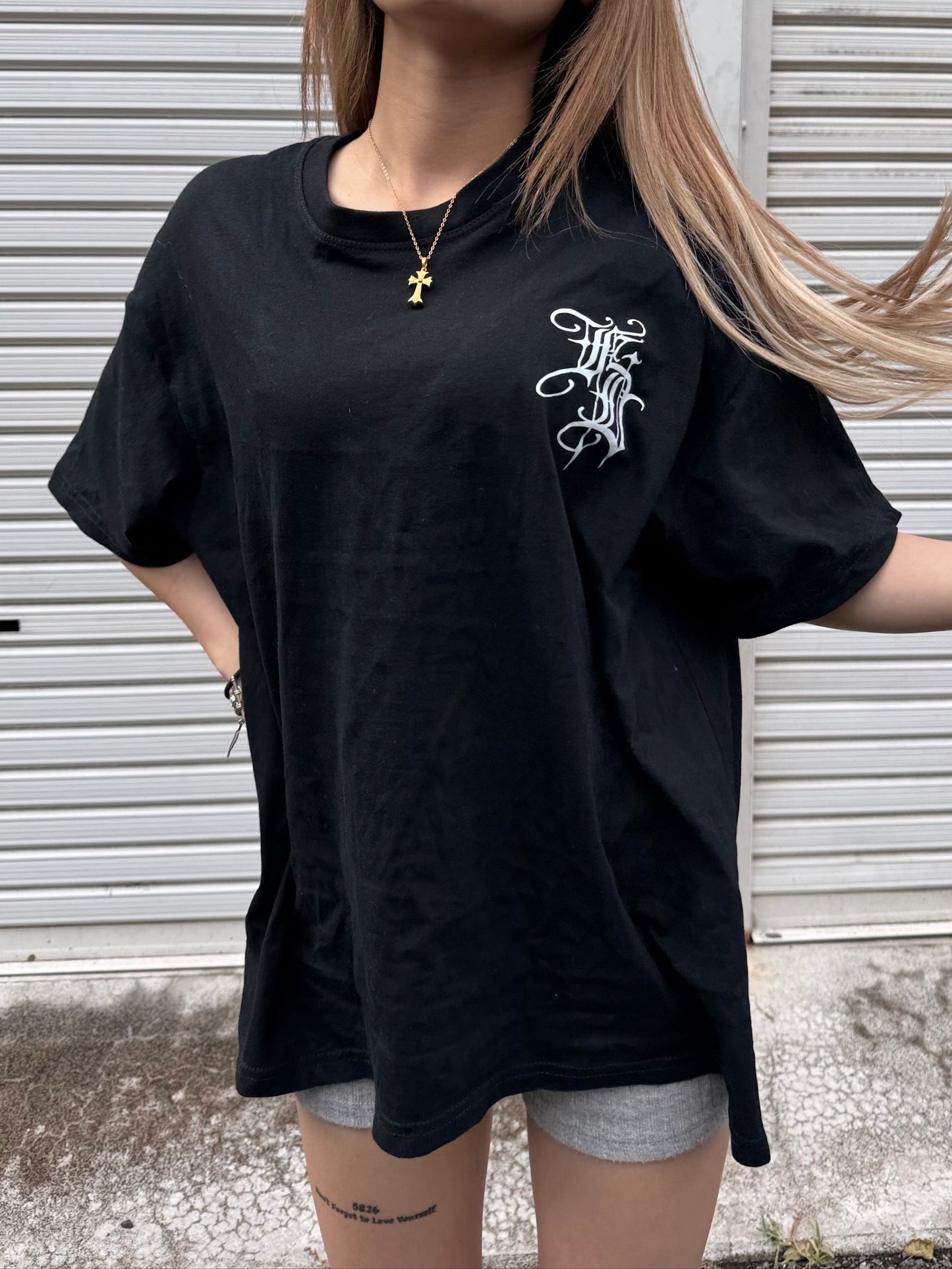 ユニセックスゴシックロゴTシャツ DPB42411