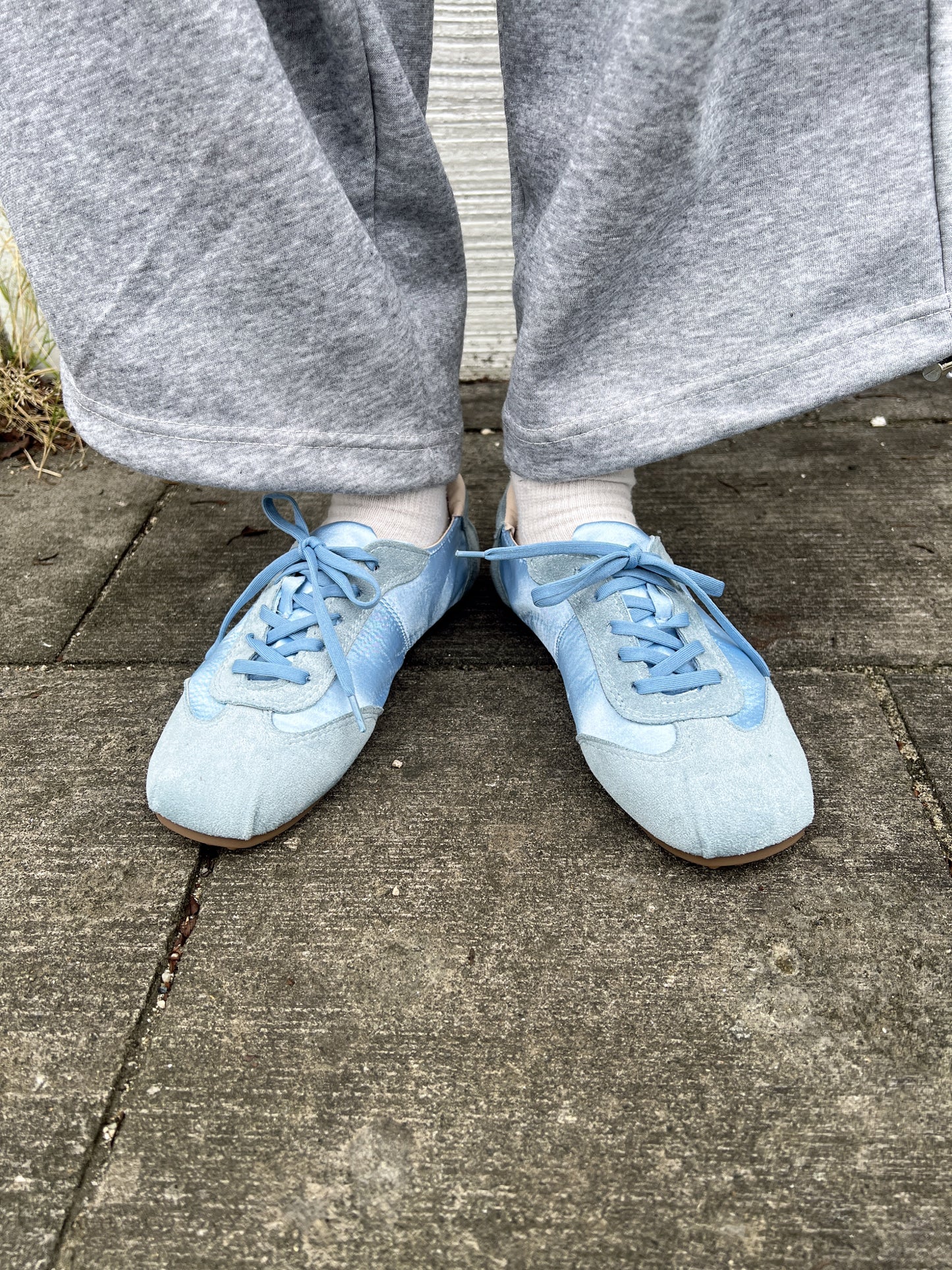 レースアップサテンライクスニーカー DPB79199