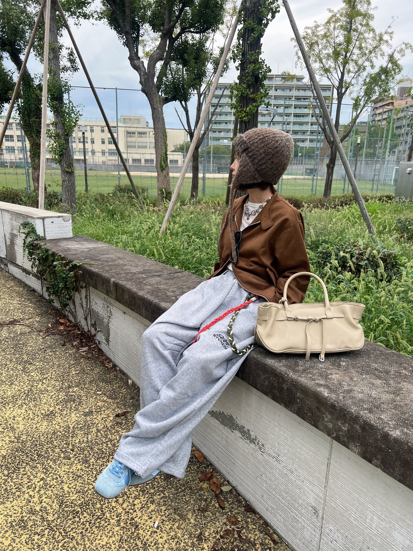 レースアップサテンライクスニーカー DPB79199