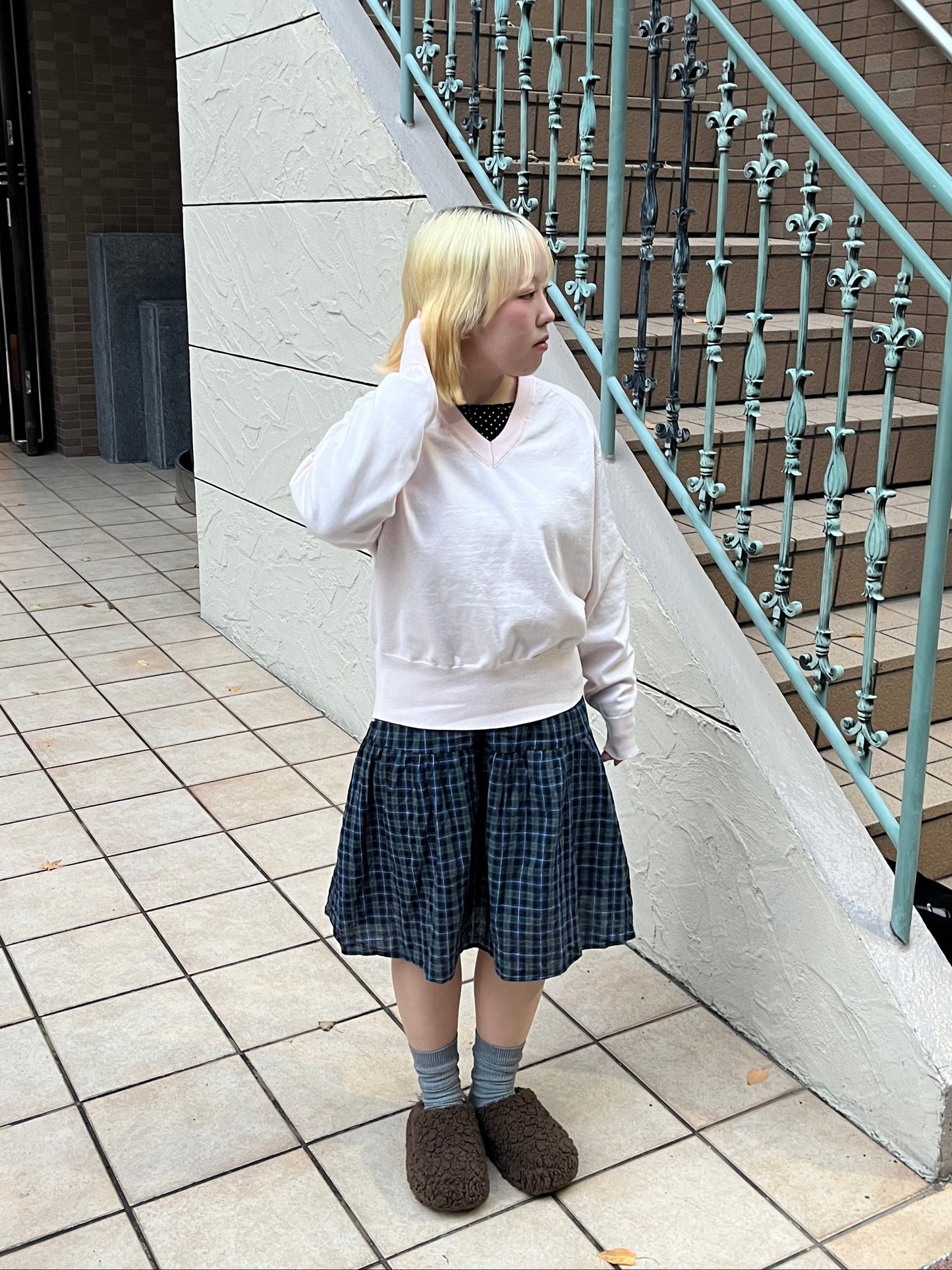 マイルドカラーVネックニット DPB97054