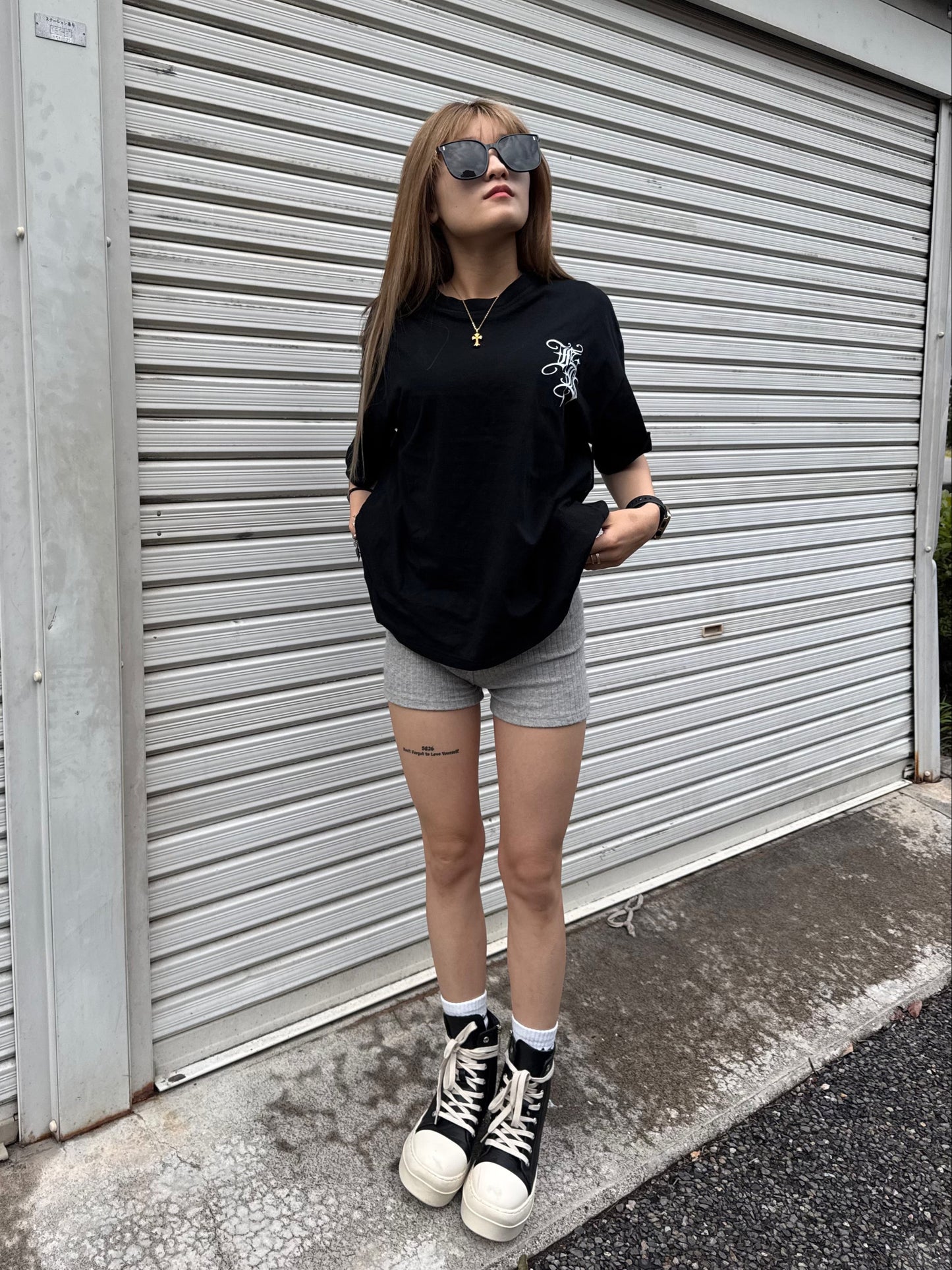 ユニセックスゴシックロゴTシャツ DPB42411