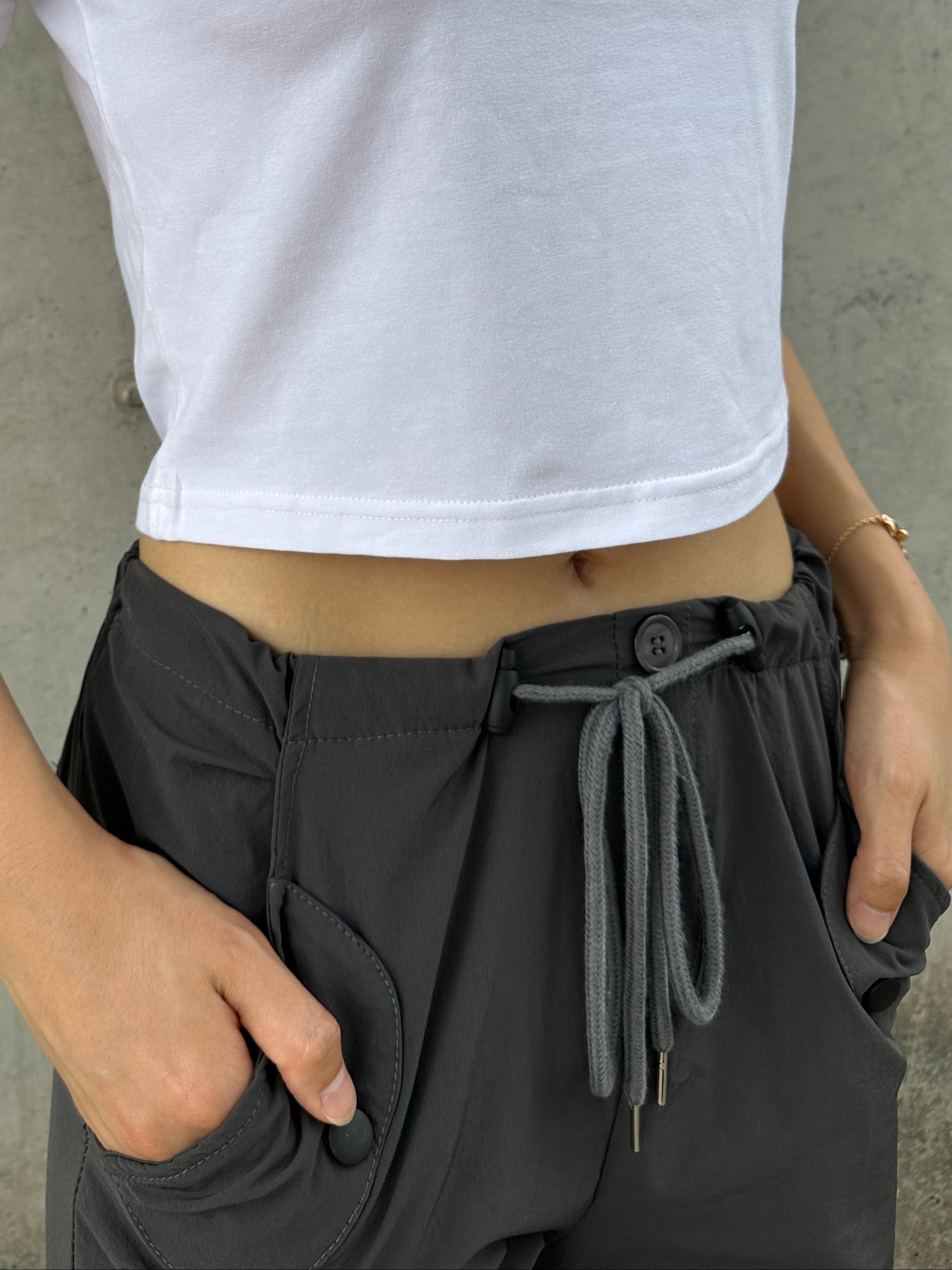 micalle micalleカーゴワイドパンツ グレー Micalle Micalle(ミカーレミカーレ) ストラップ付きカーゴパンツ