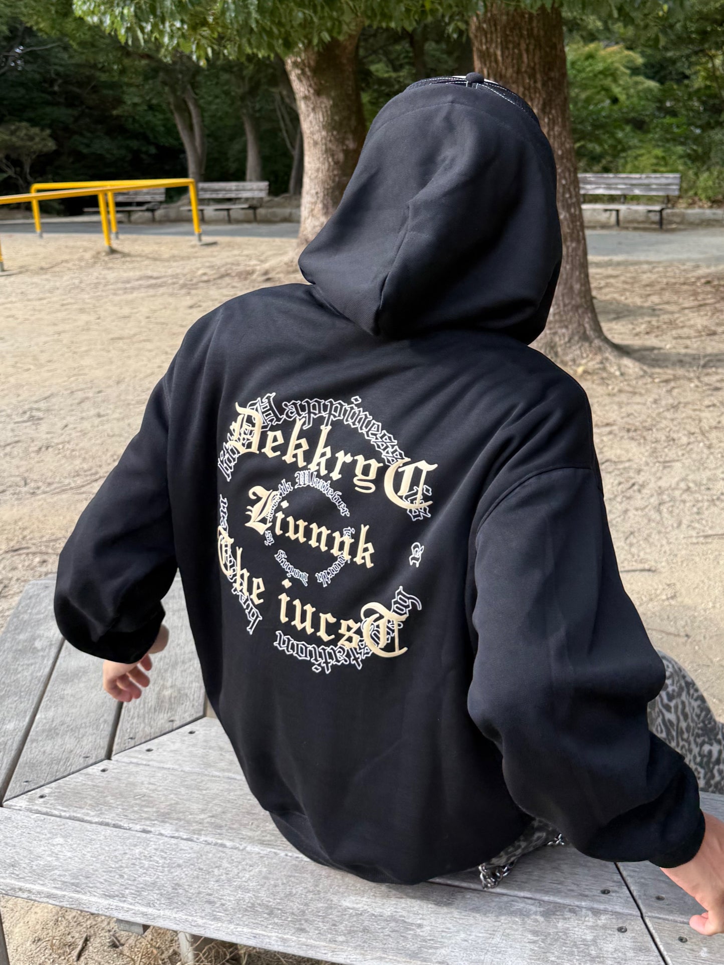 ゴシックレタリングパーカー DPB90038