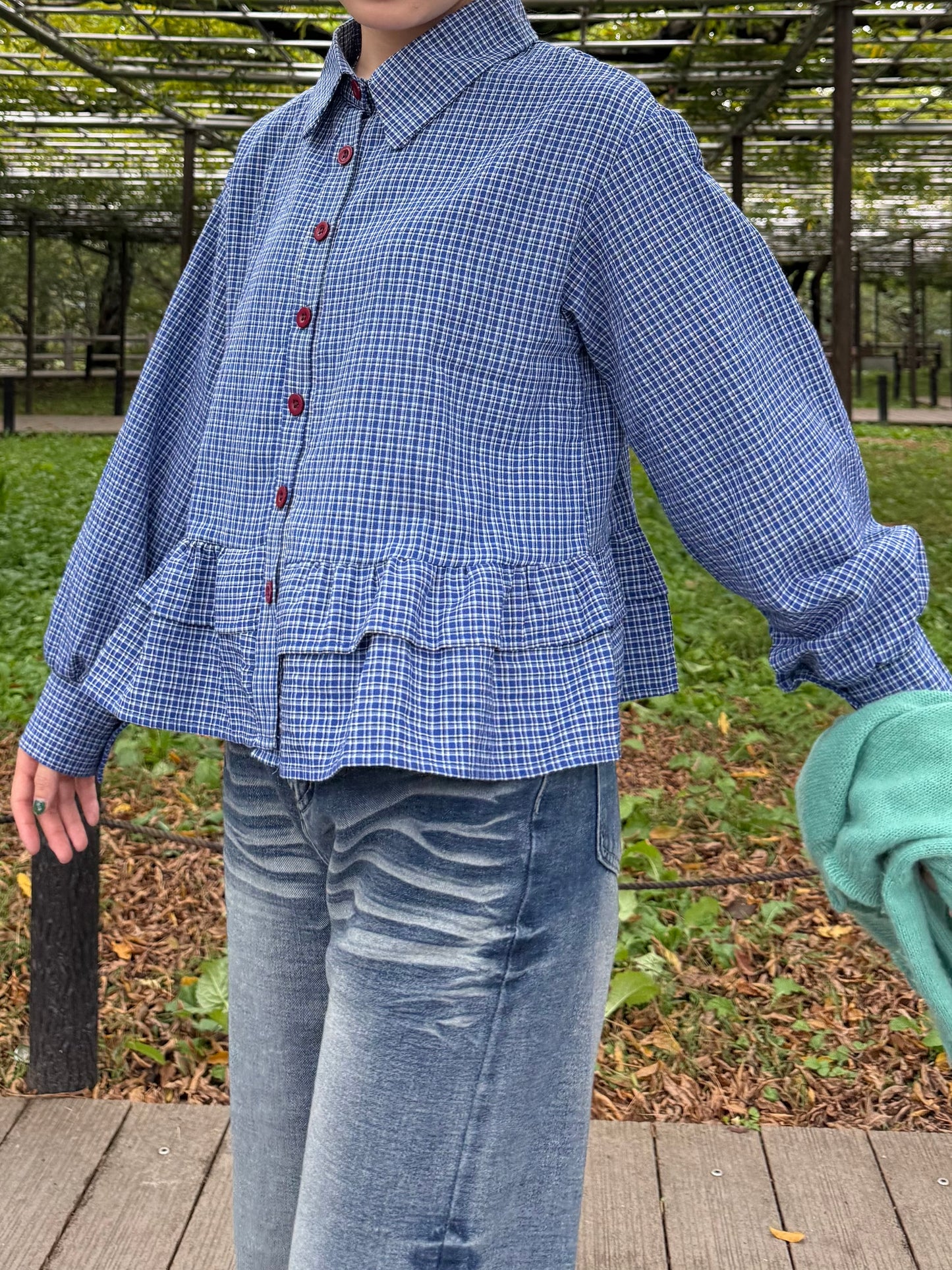 レッドボタンフリルチェックシャツ DPA43663