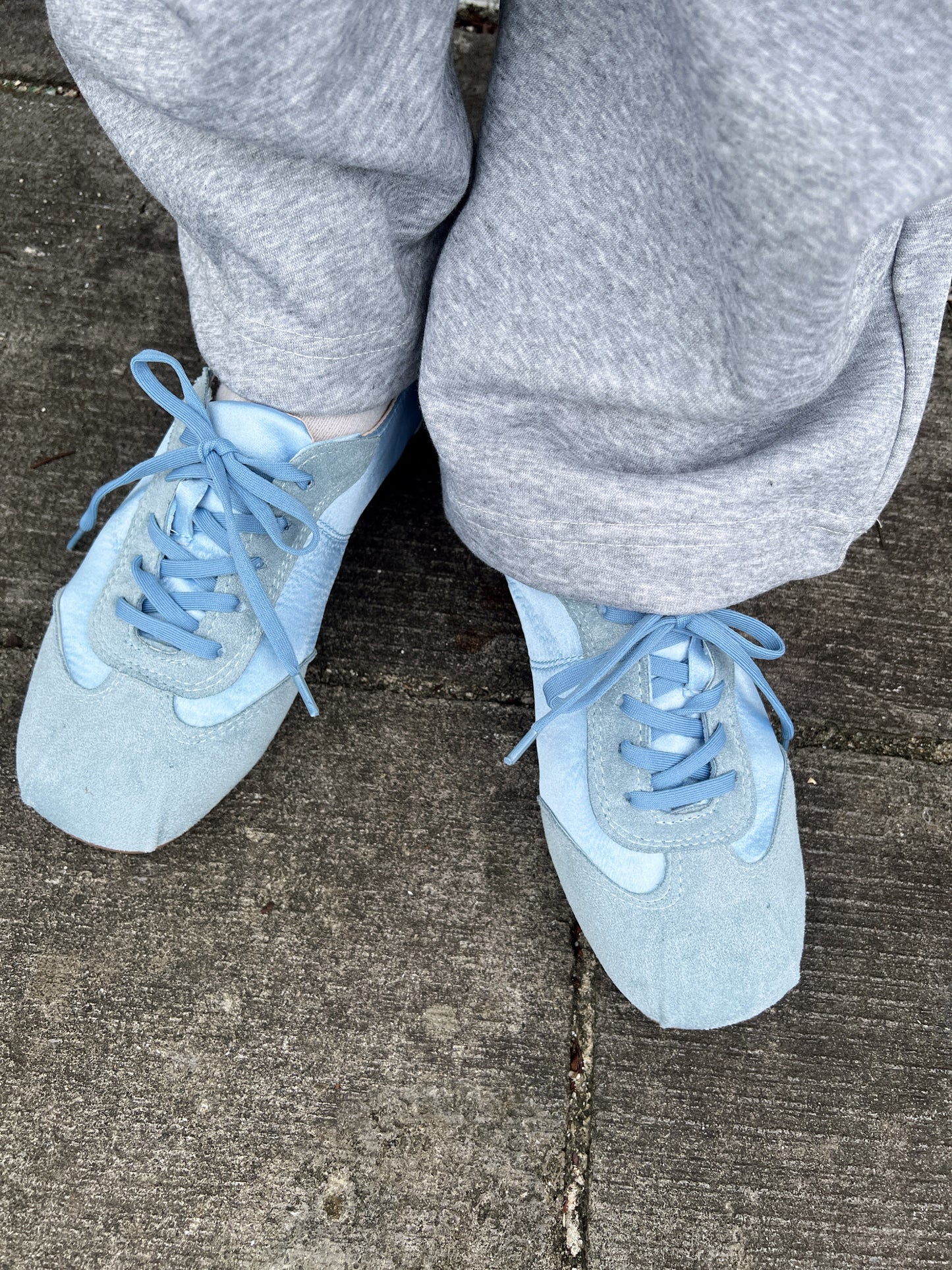 レースアップサテンライクスニーカー DPB79199