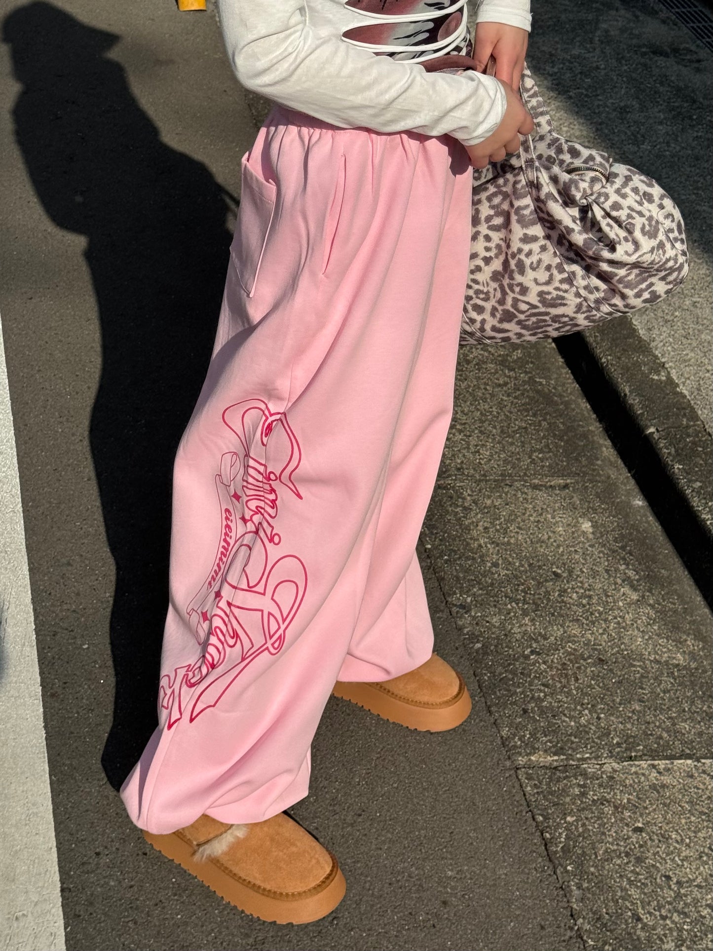 サイドグラフィックワイドスウェットパンツ DPB86206