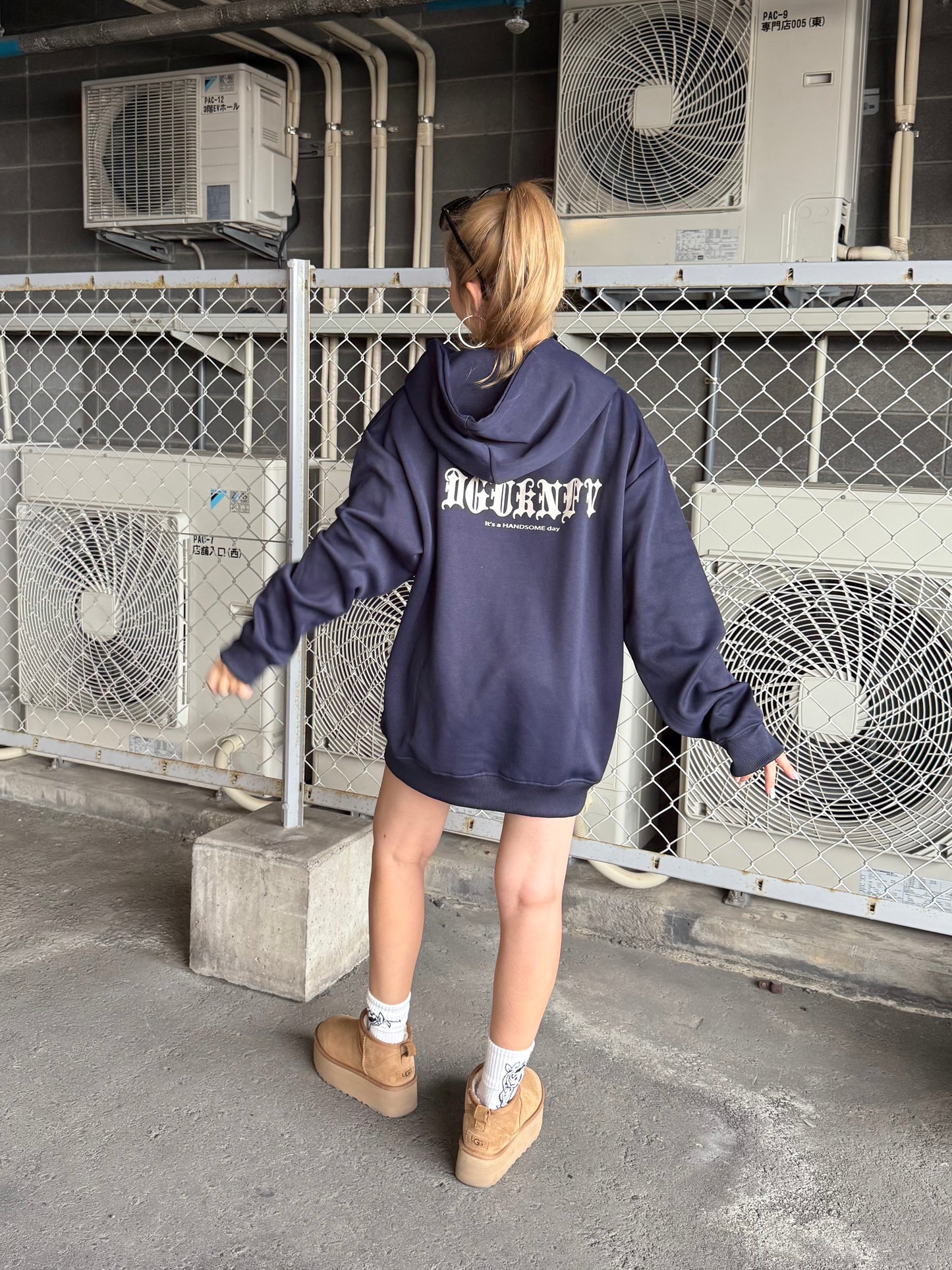 ユニセックスロゴパーカー DPB73126