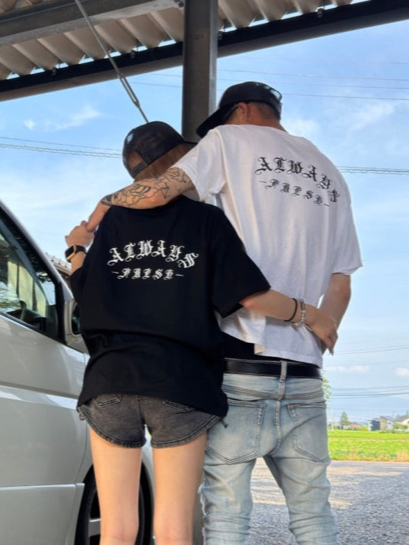 ユニセックスゴシックロゴTシャツ DPB42411