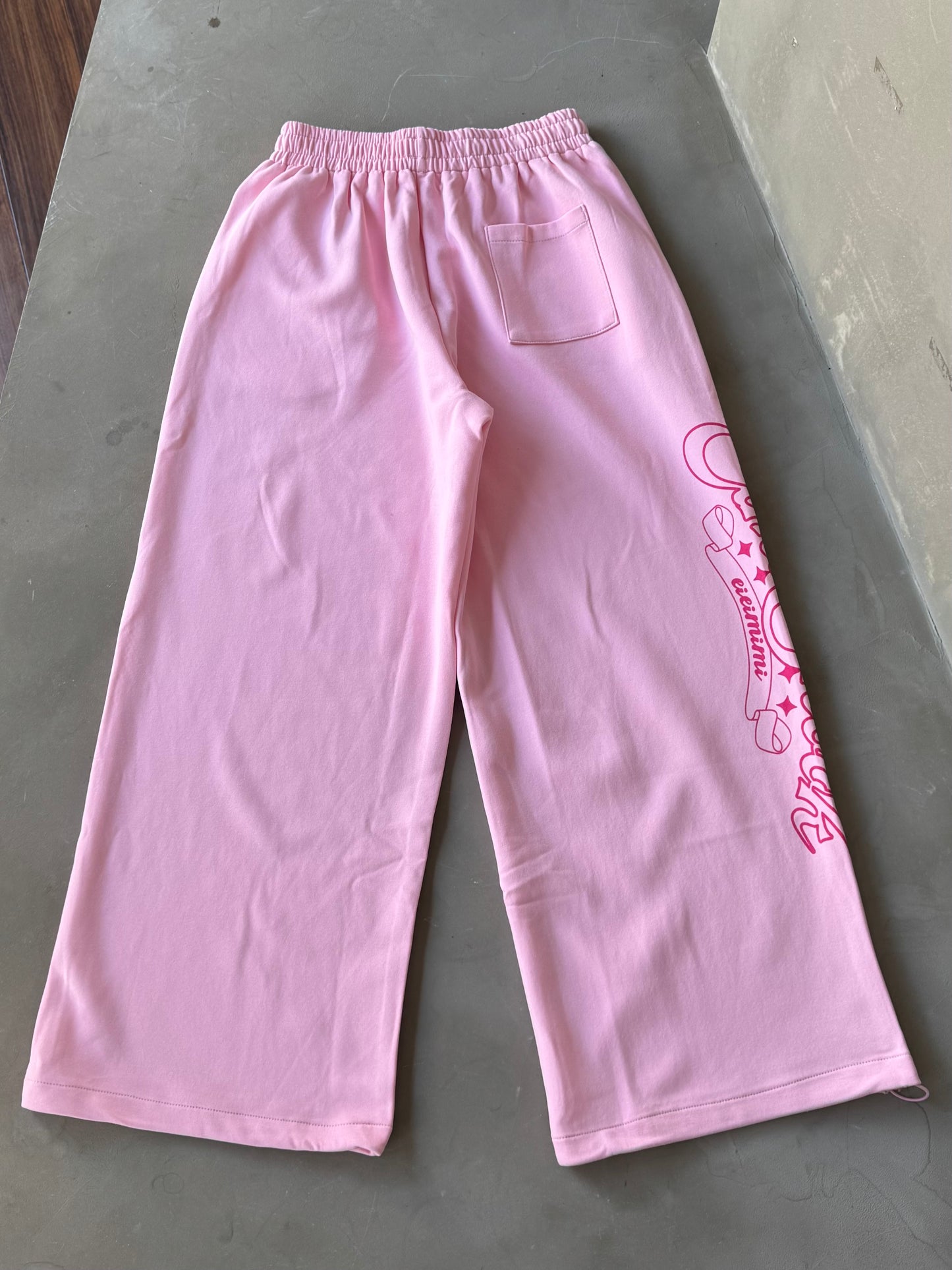 サイドグラフィックワイドスウェットパンツ DPB86206
