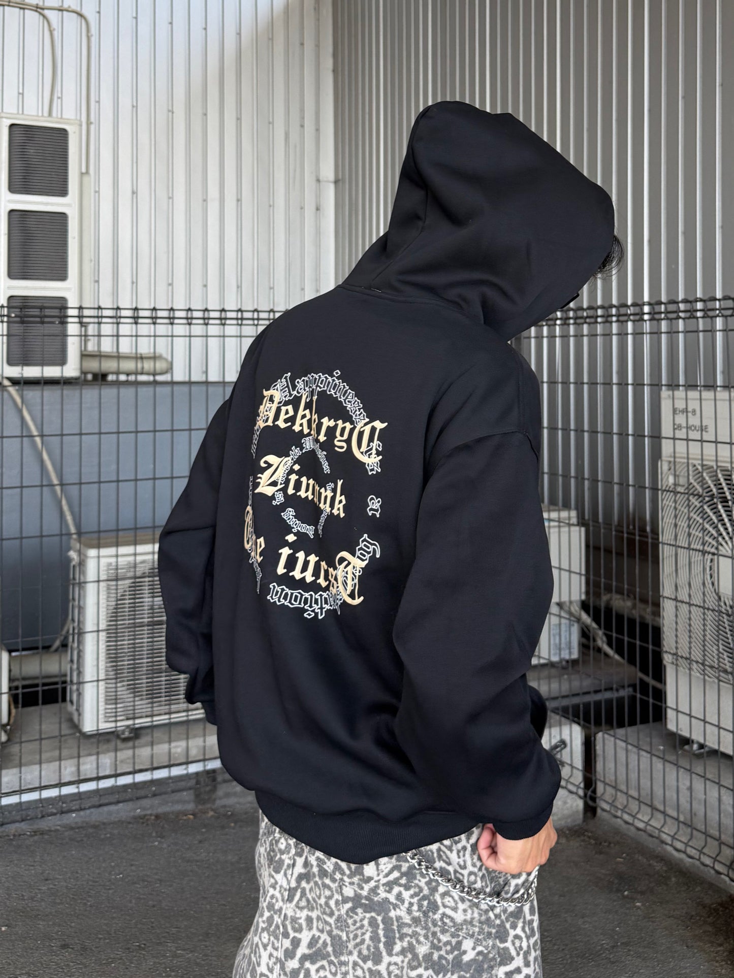 ゴシックレタリングパーカー DPB90038