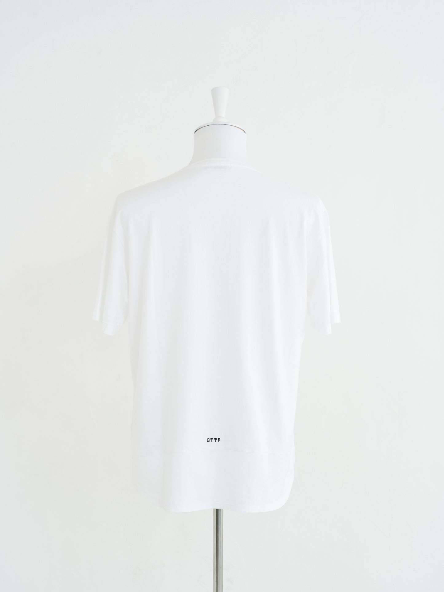 [ON THE TURF] バックロゴプリントTシャツ UPA02096