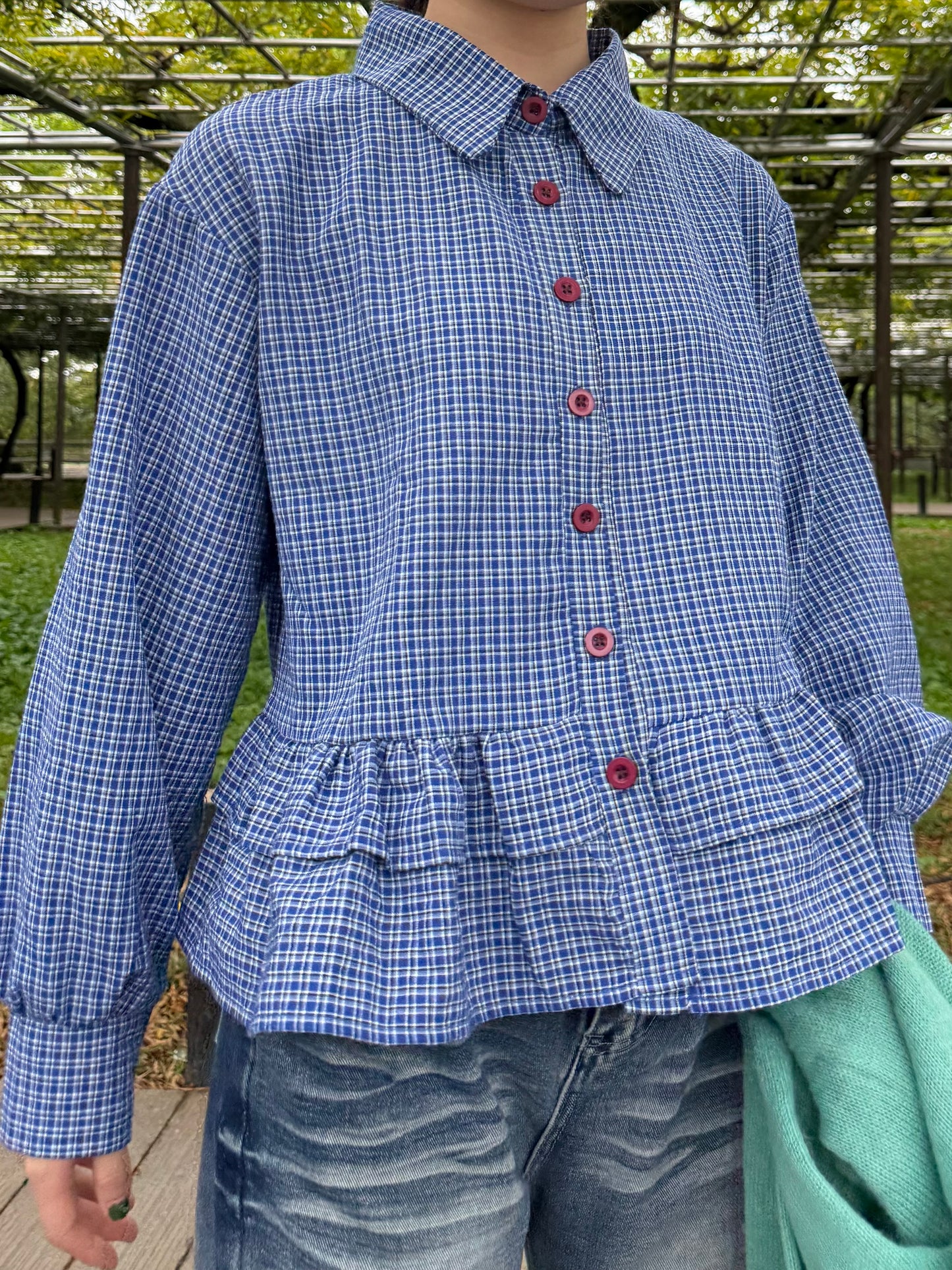 レッドボタンフリルチェックシャツ DPA43663