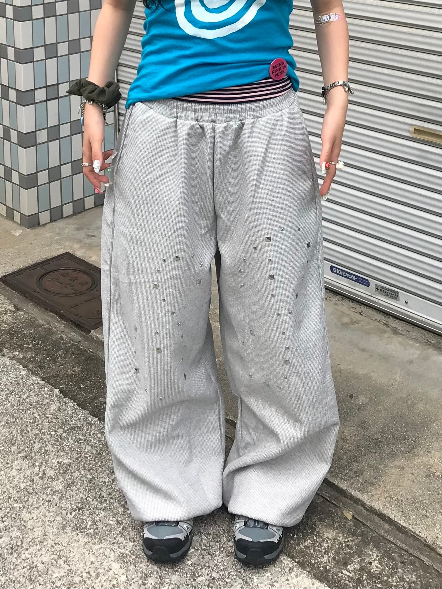 スタッズデザインロゴオーバースウェットパンツ DPB89285