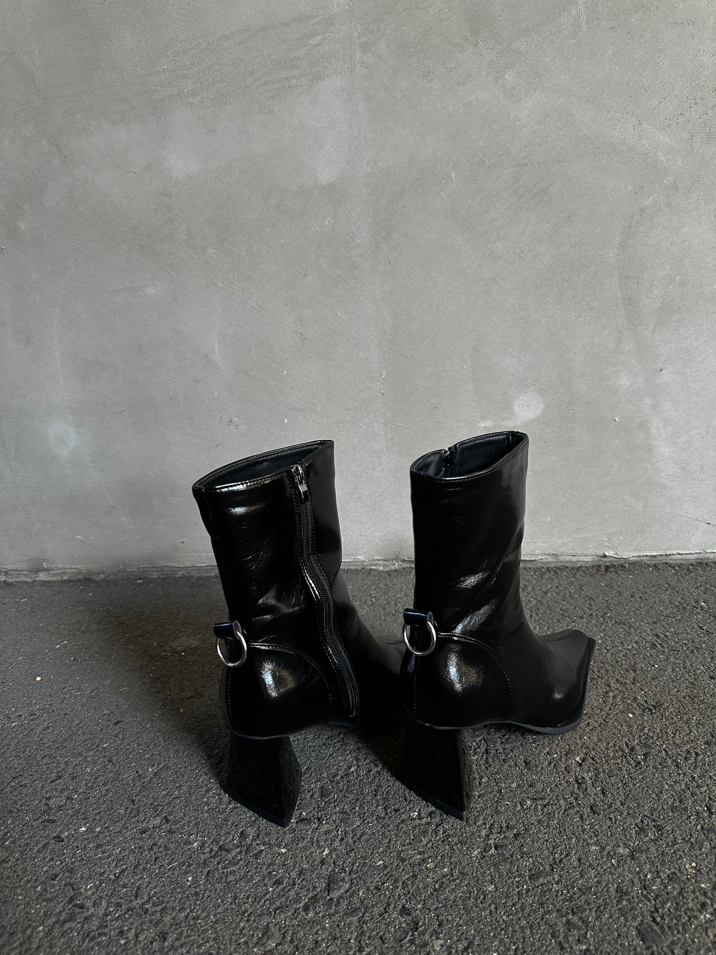 ポインテッドトゥブーツ DPB26671