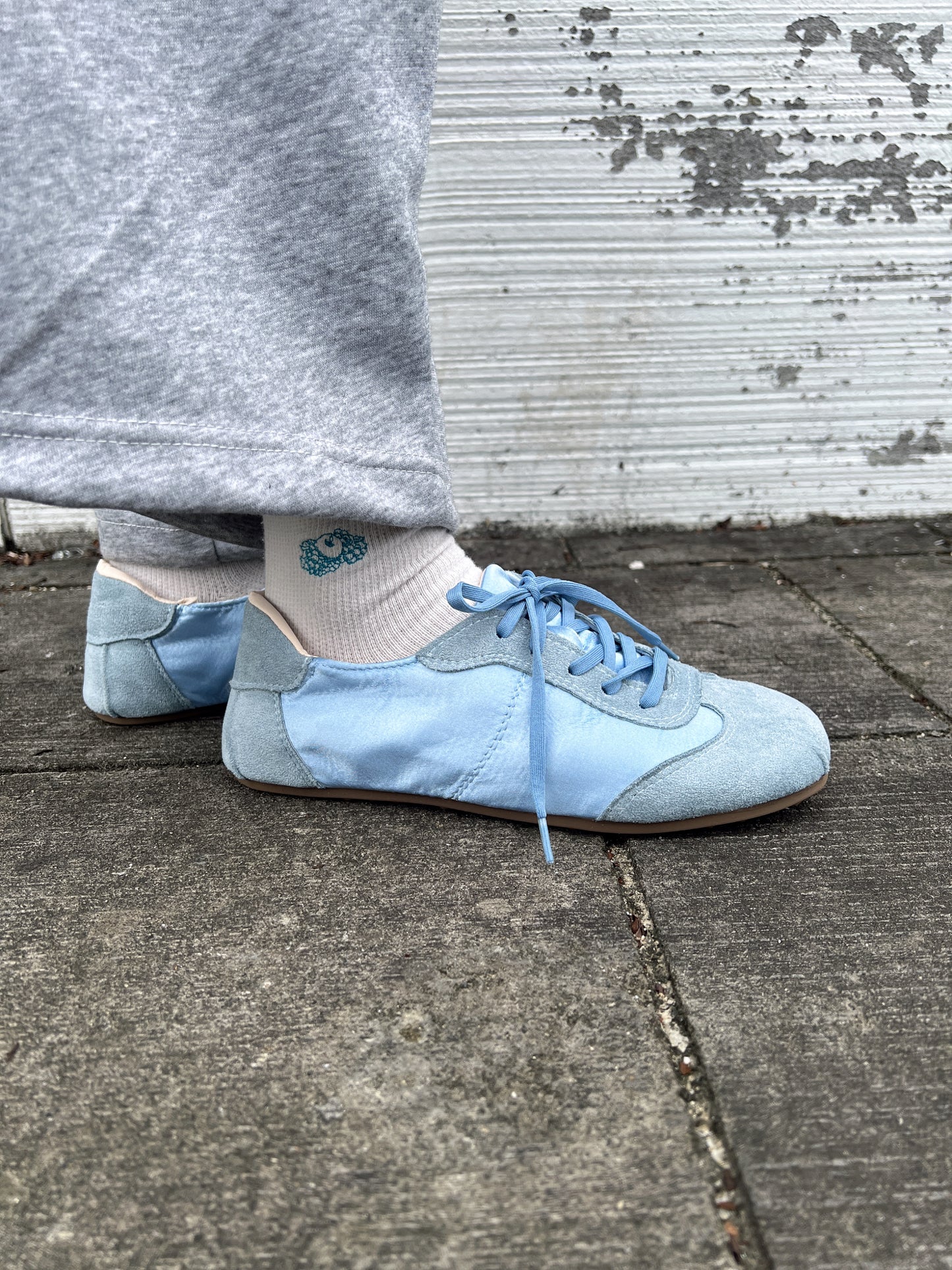 レースアップサテンライクスニーカー DPB79199