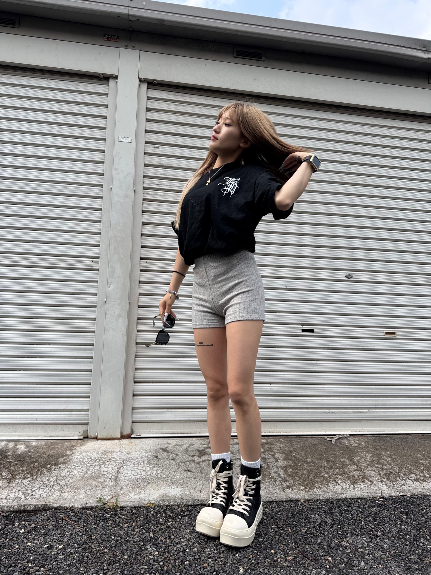 ユニセックスゴシックロゴTシャツ DPB42411
