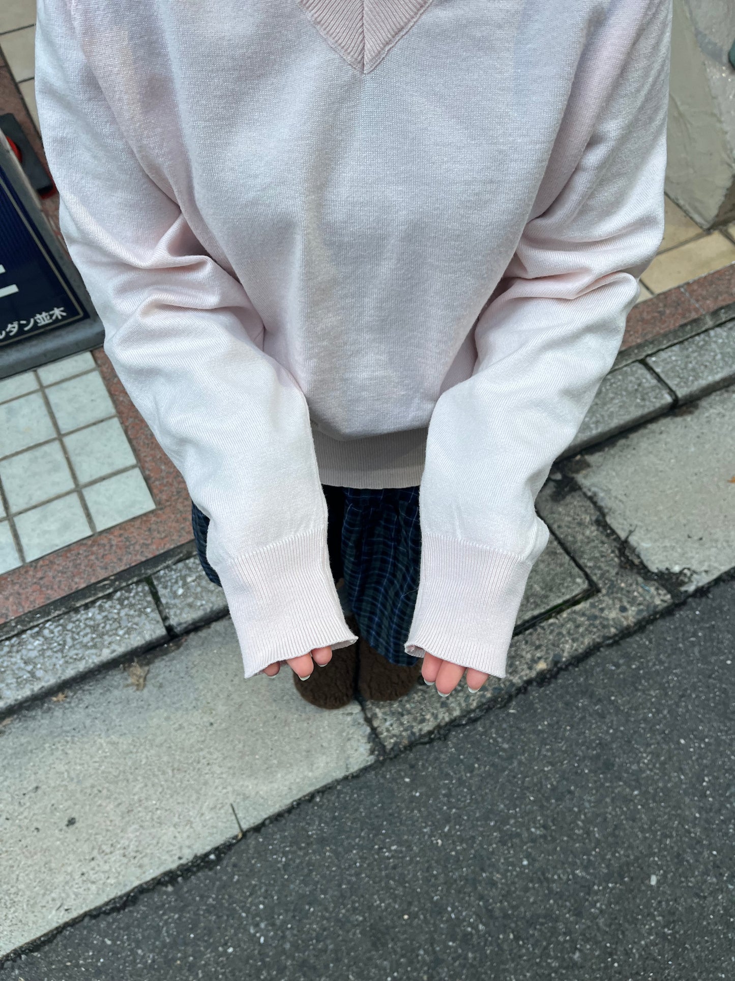 マイルドカラーVネックニット DPB97054