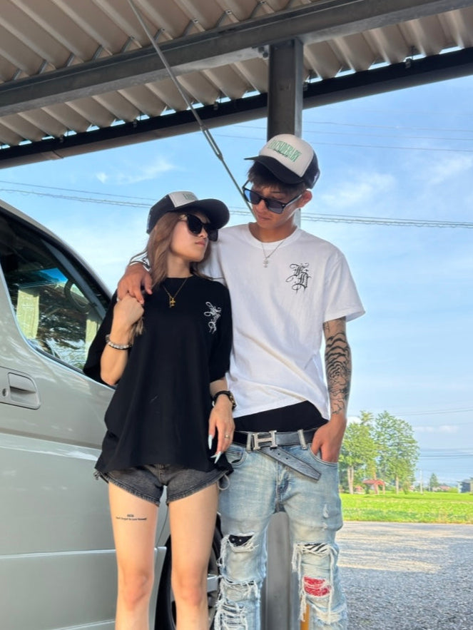 ユニセックスゴシックロゴTシャツ DPB42411