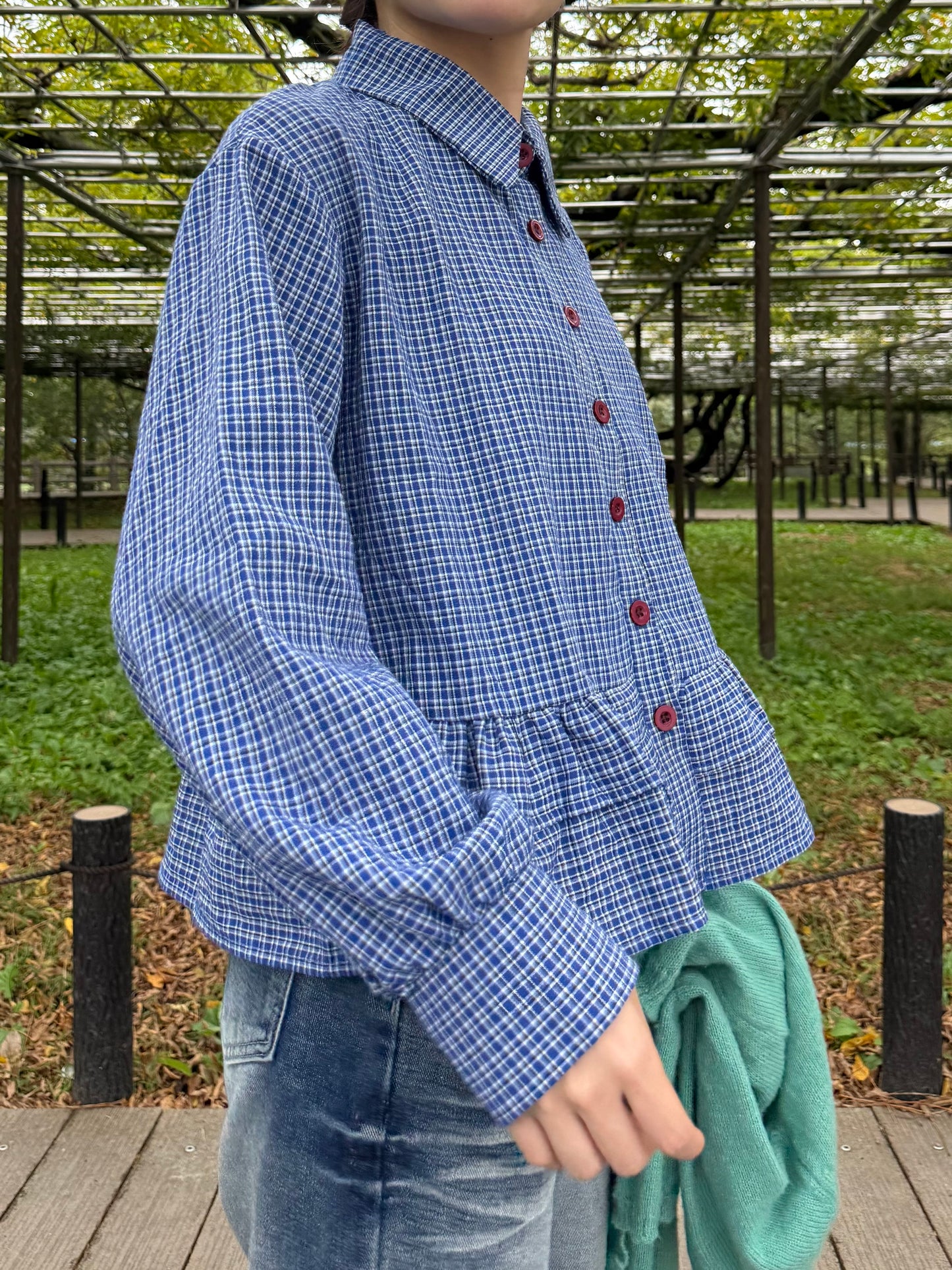 レッドボタンフリルチェックシャツ DPA43663