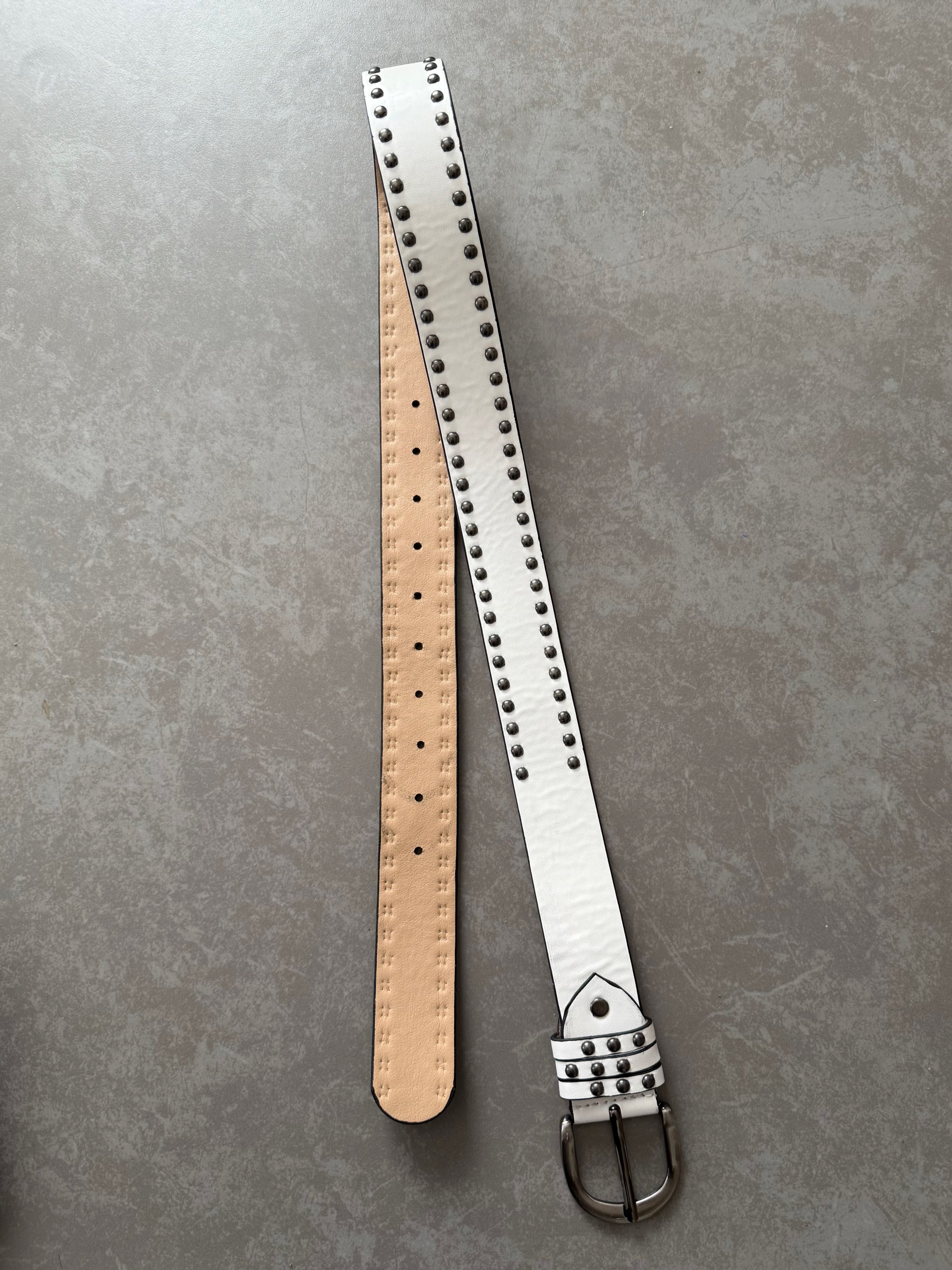 ホワイトスタッズベルト DPB90017 – CRAMMY