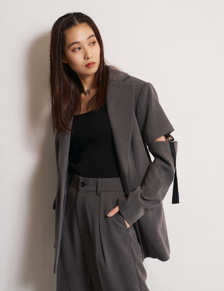 DETACHABLE SLEEVE JACKET