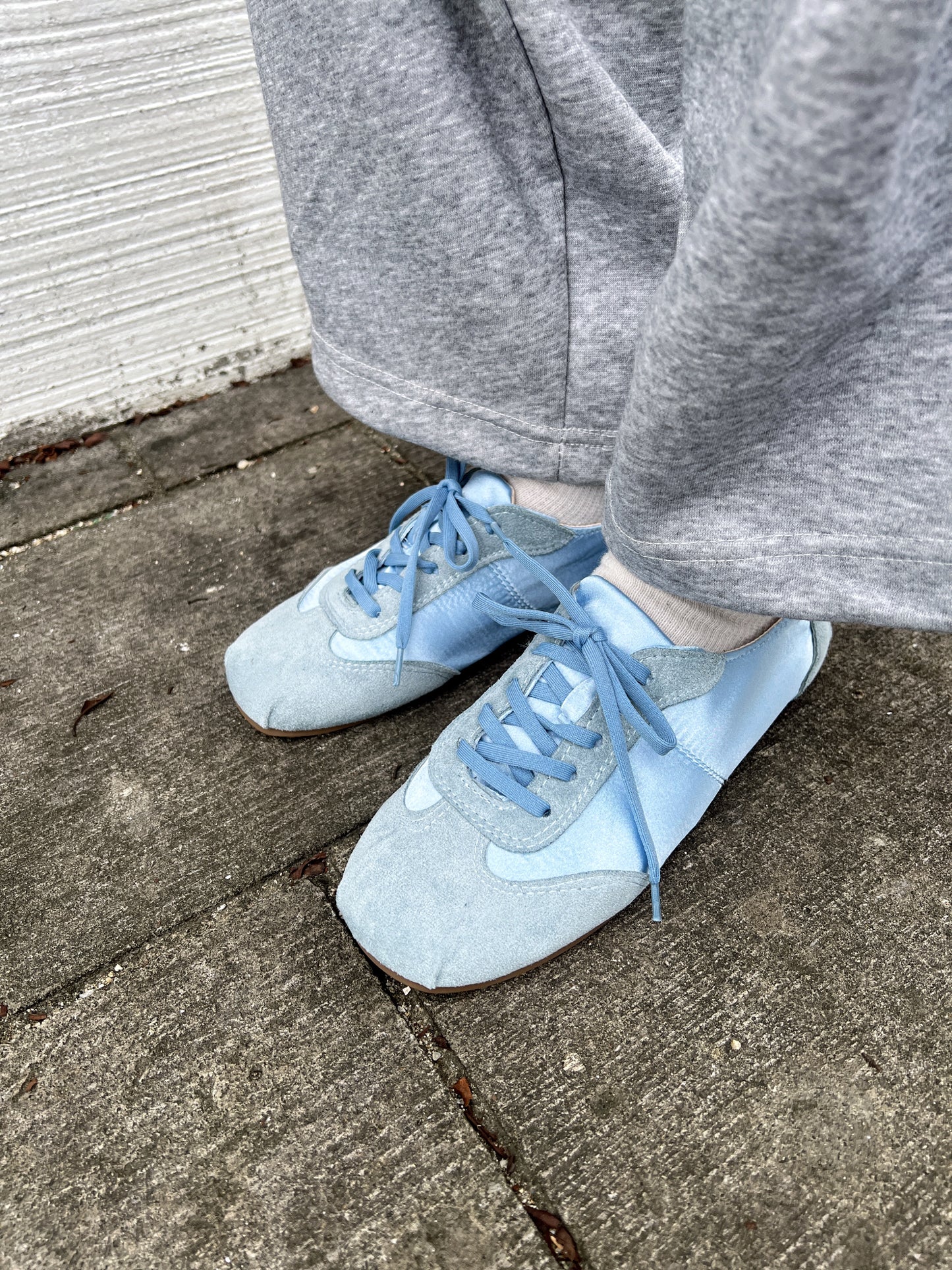 レースアップサテンライクスニーカー DPB79199