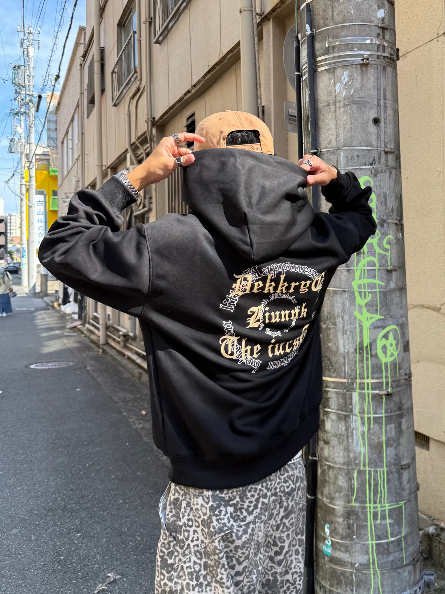 ゴシックレタリングパーカー DPB90038