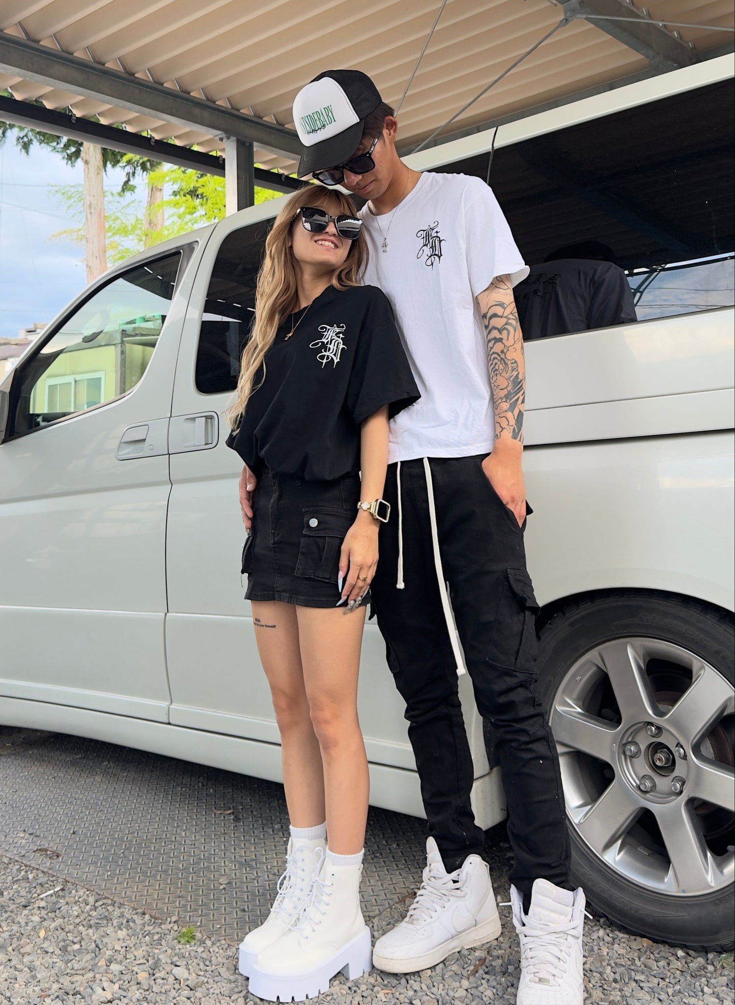 ユニセックスゴシックロゴTシャツ DPB42411