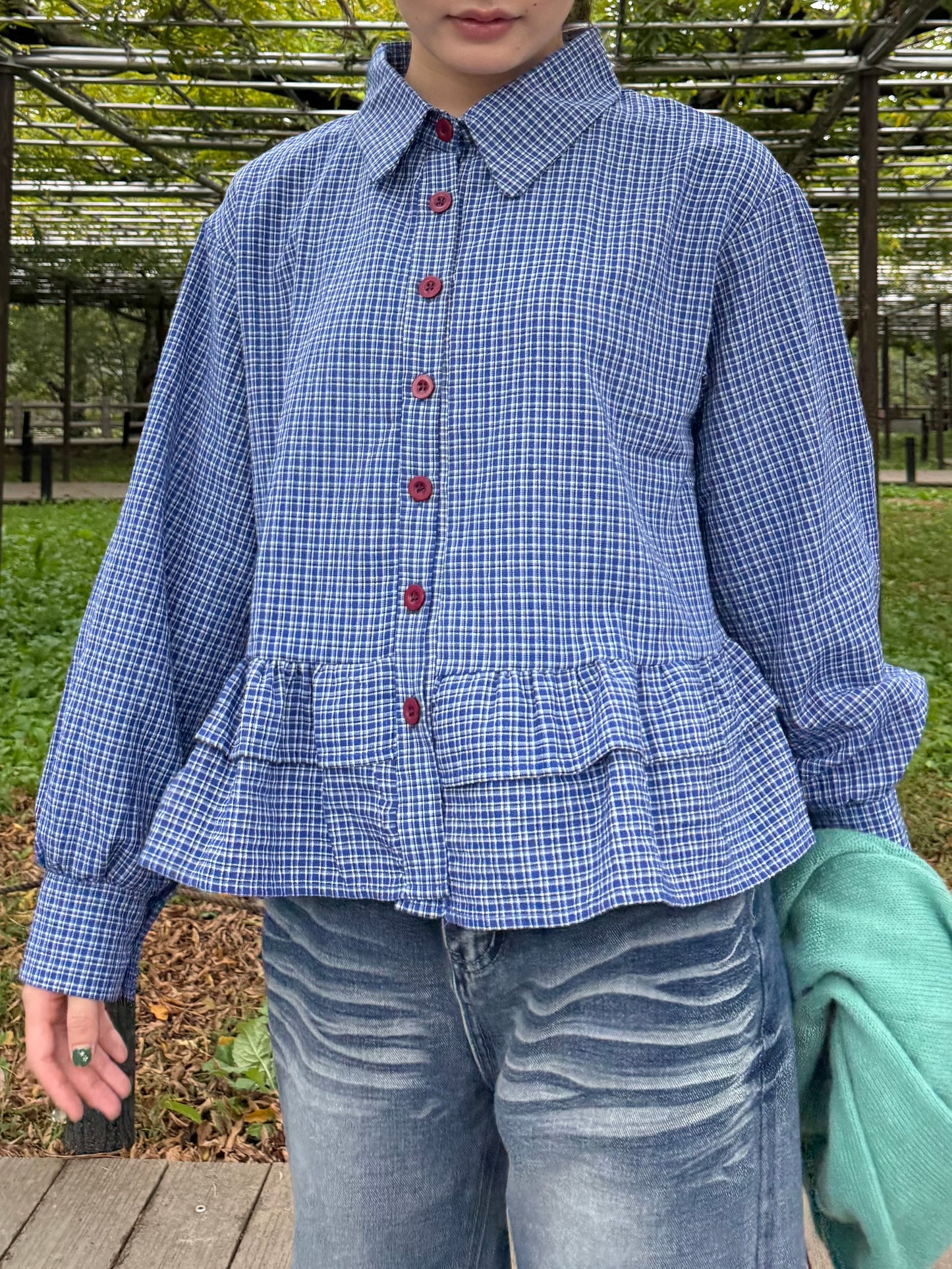 レッドボタンフリルチェックシャツ DPA43663