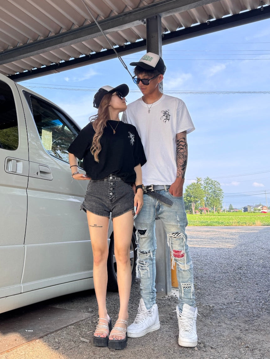 ユニセックスゴシックロゴTシャツ DPB42411