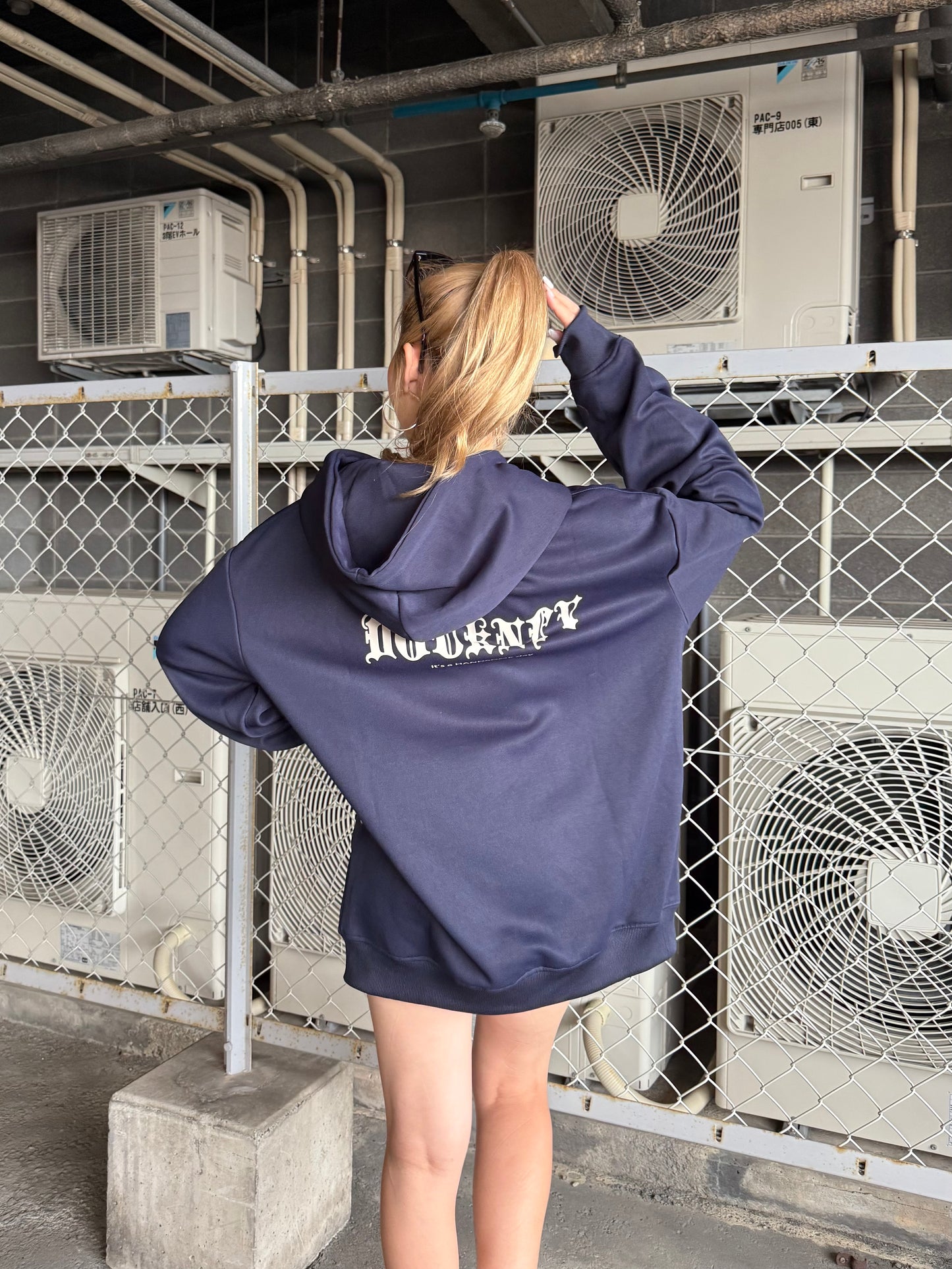 ユニセックスロゴパーカー DPB73126