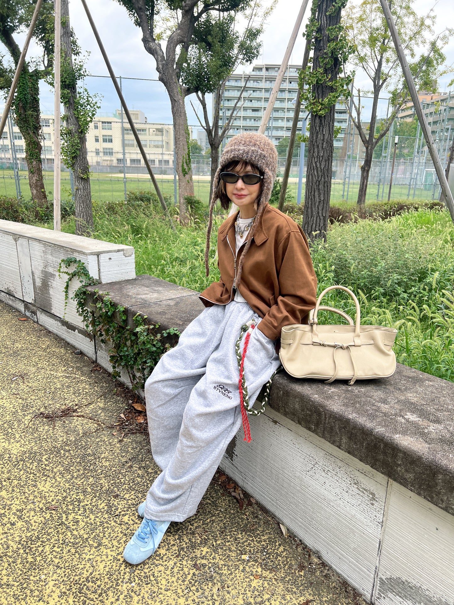 レースアップサテンライクスニーカー DPB79199