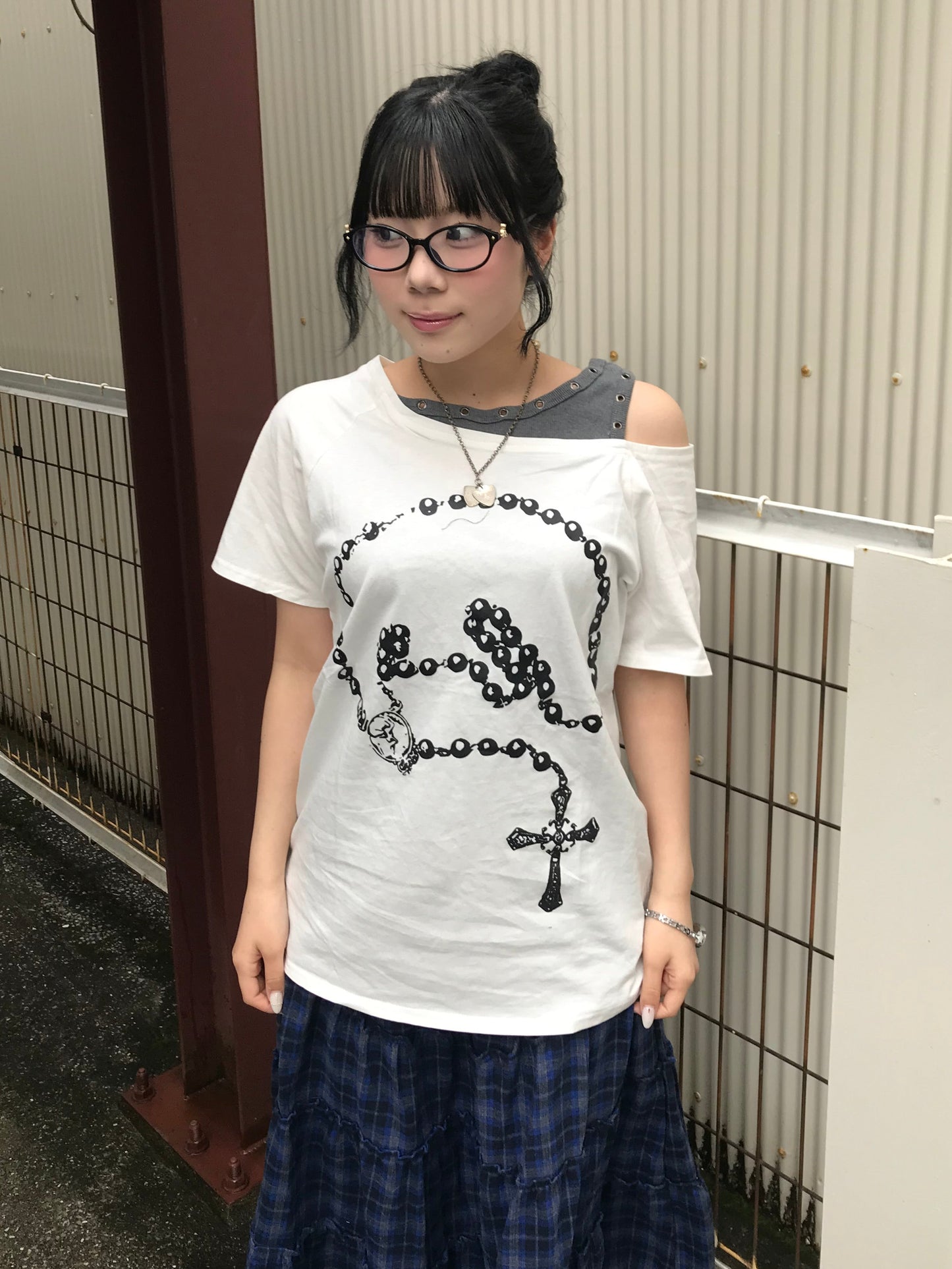 ホワイトオフショルキーデザインTシャツ DPB89247
