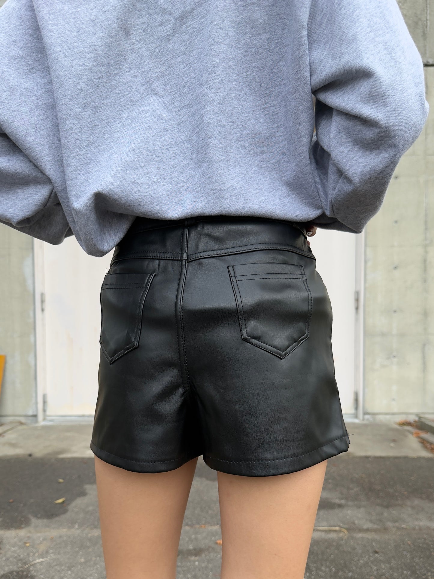 フェイクレザーミニスカートパンツ DPB42461
